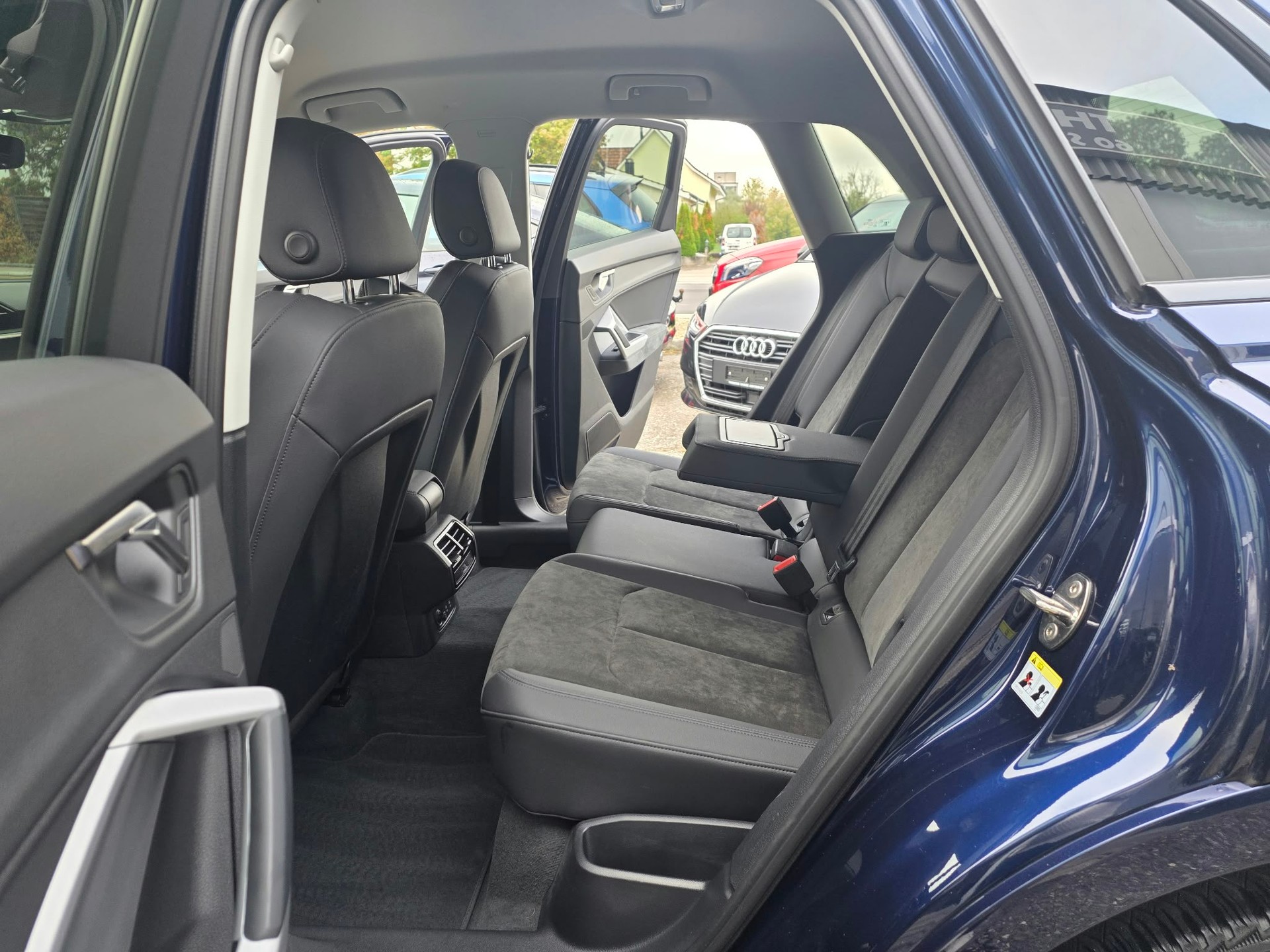 AUDI Q3 35 TDI advanced quattro S-tronic-image-12