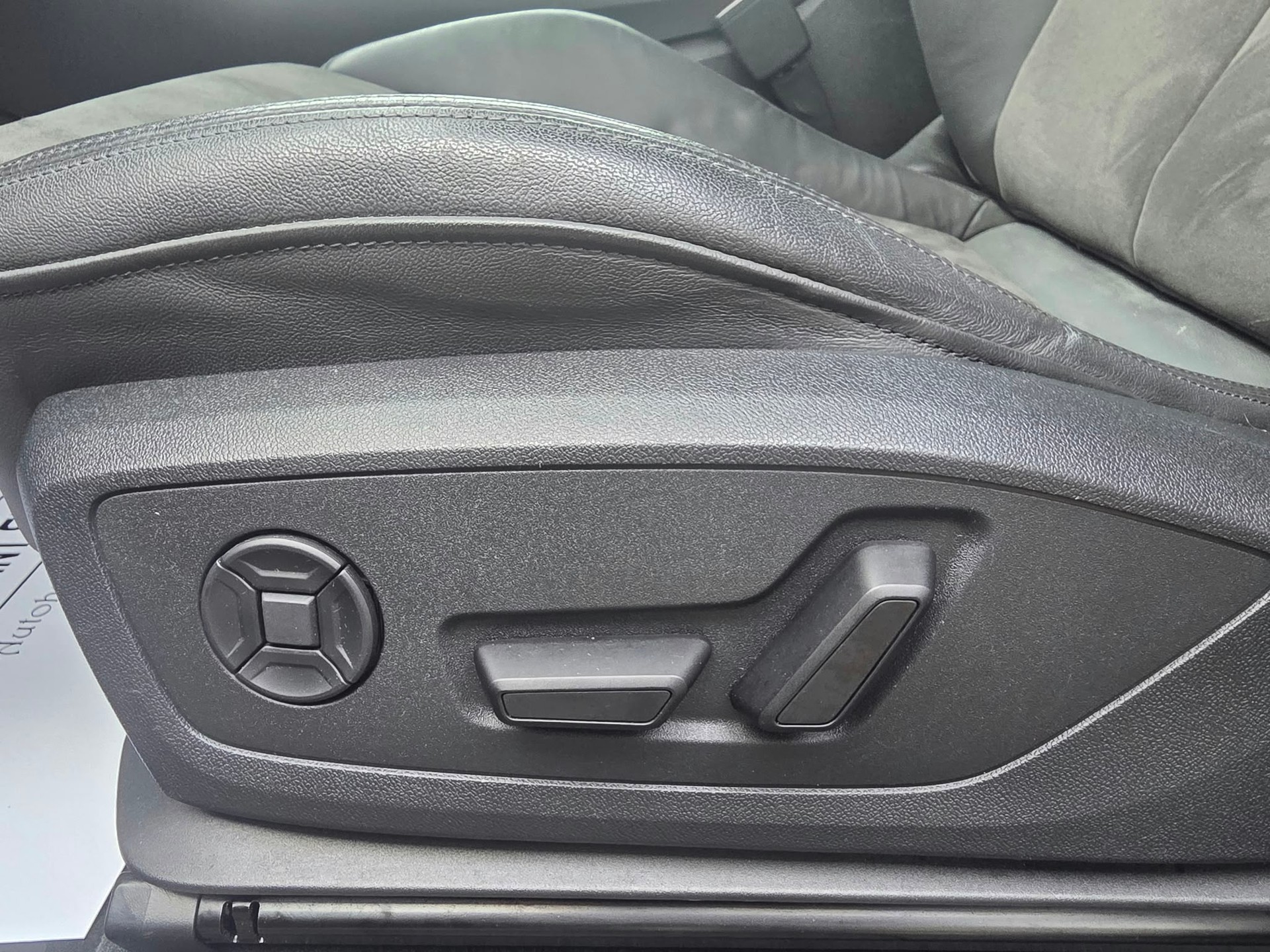 AUDI Q3 35 TDI advanced quattro S-tronic-image-29