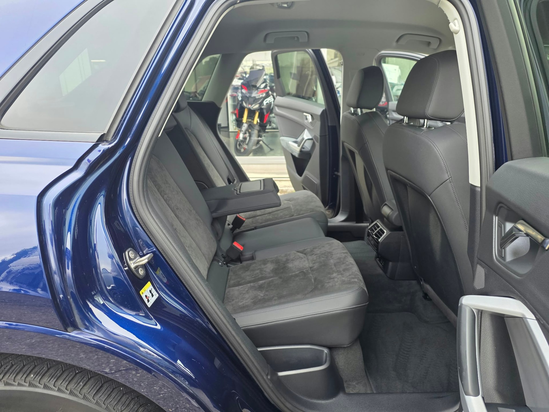AUDI Q3 35 TDI advanced quattro S-tronic-image-14