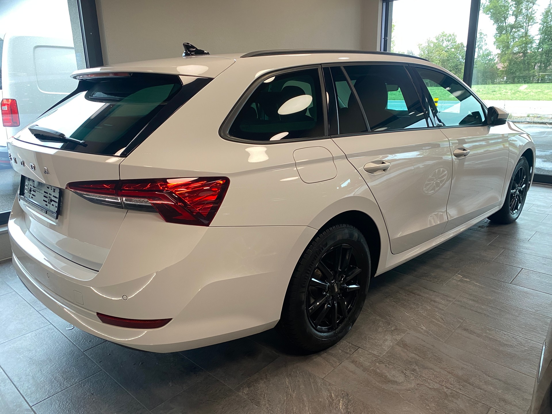 SKODA Octavia Combi 2.0 TDI DSG Ambition-image-3