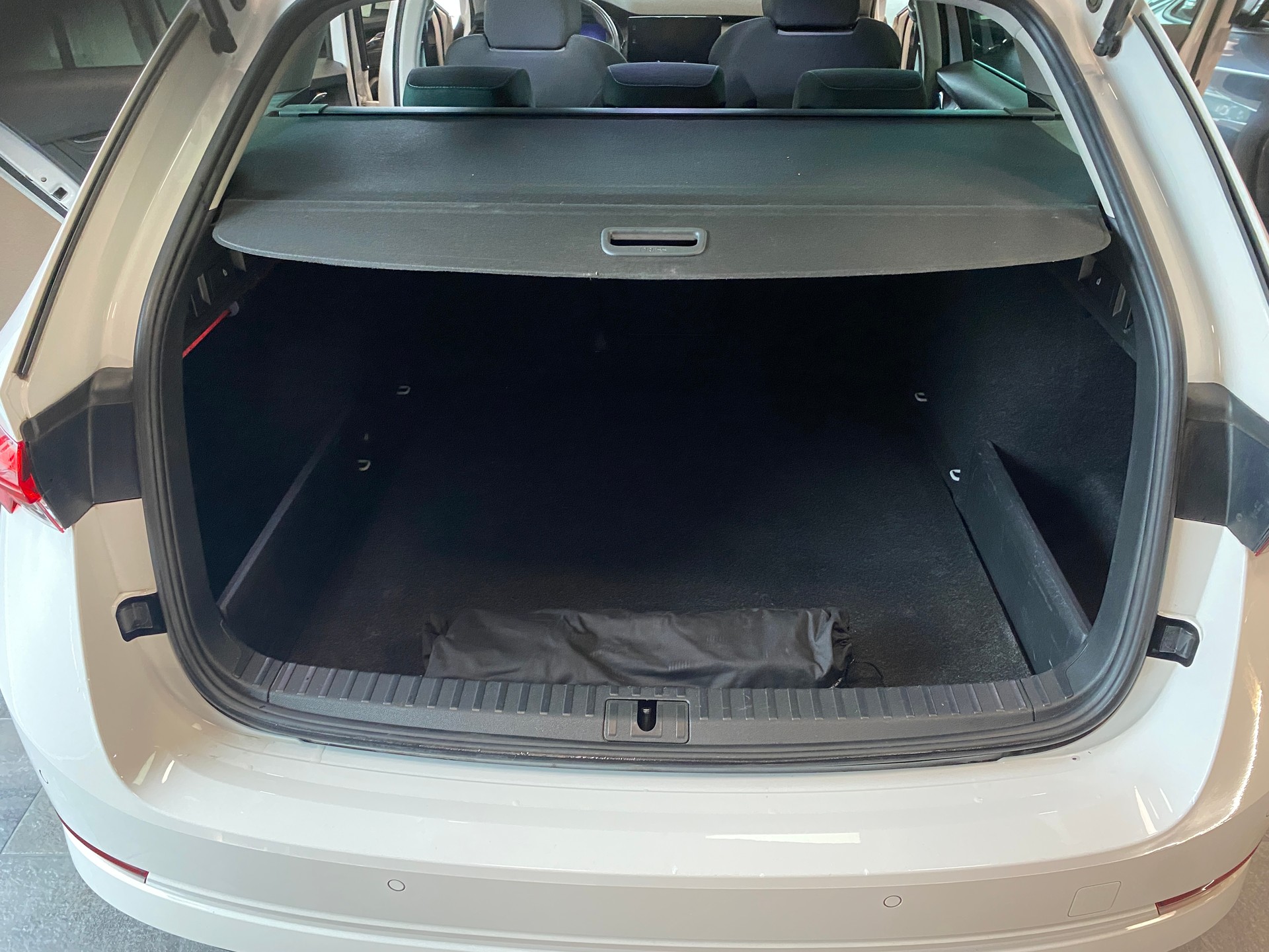 SKODA Octavia Combi 2.0 TDI DSG Ambition-image-4