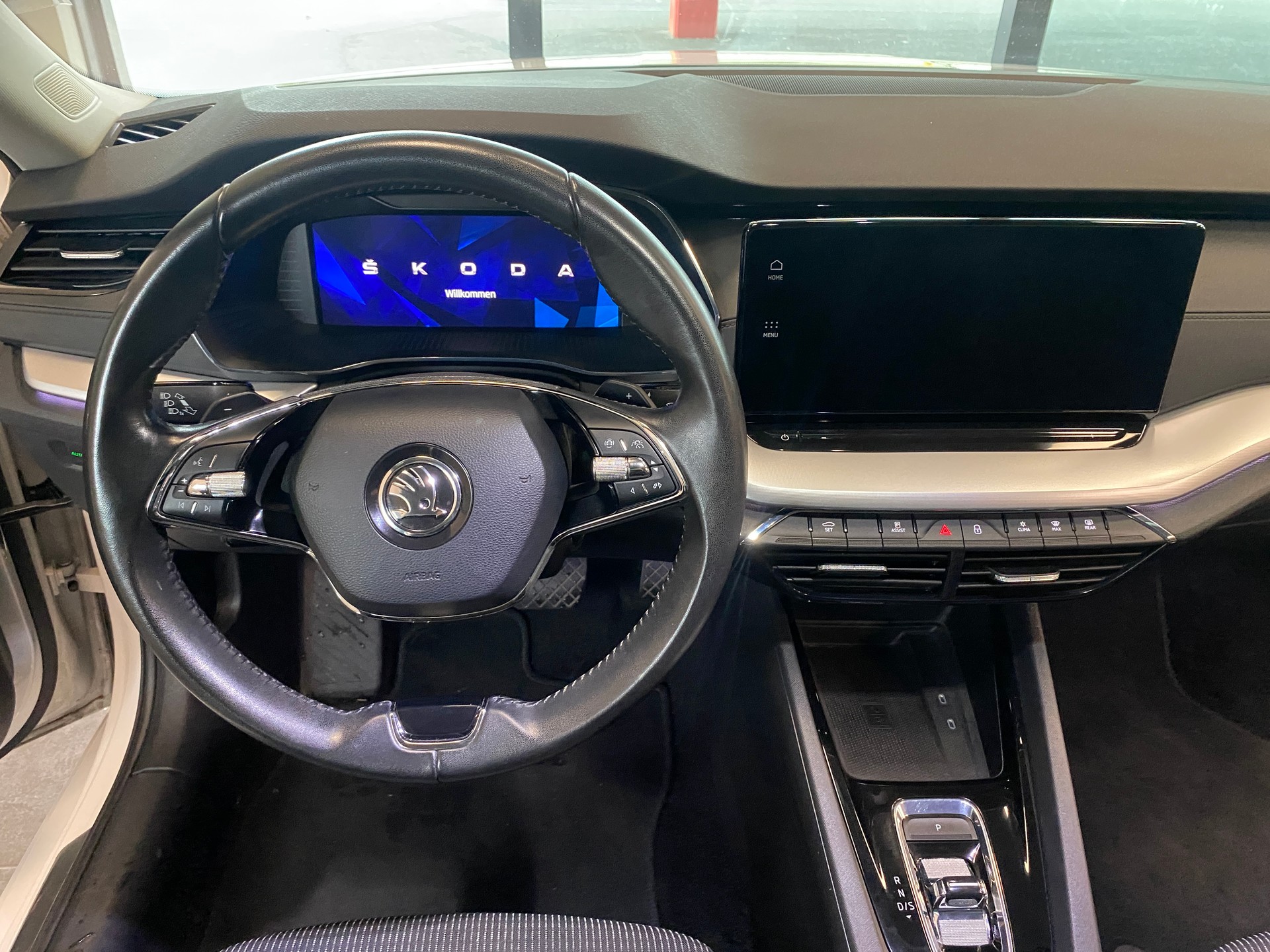 SKODA Octavia Combi 2.0 TDI DSG Ambition-image-8