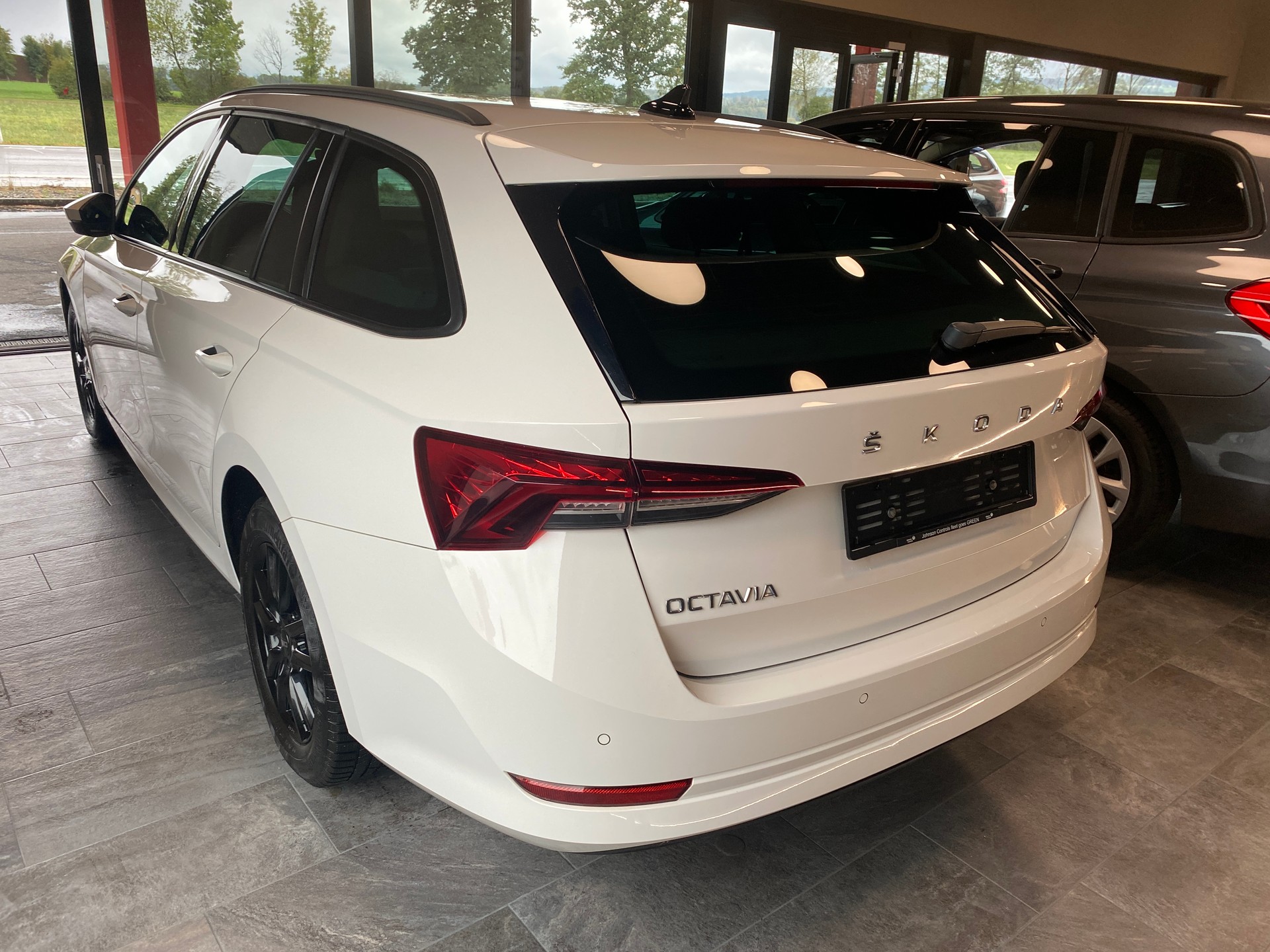 SKODA Octavia Combi 2.0 TDI DSG Ambition-image-1