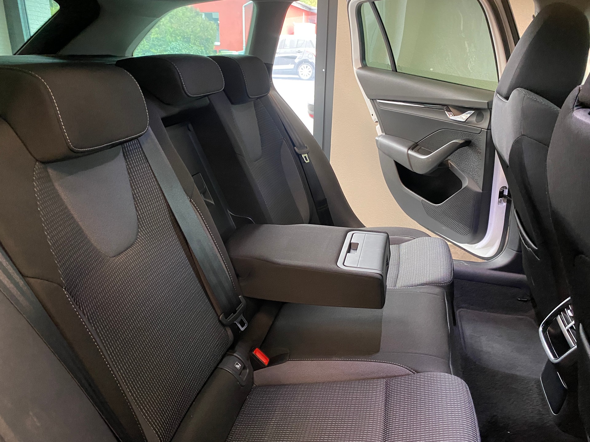 SKODA Octavia Combi 2.0 TDI DSG Ambition-image-7
