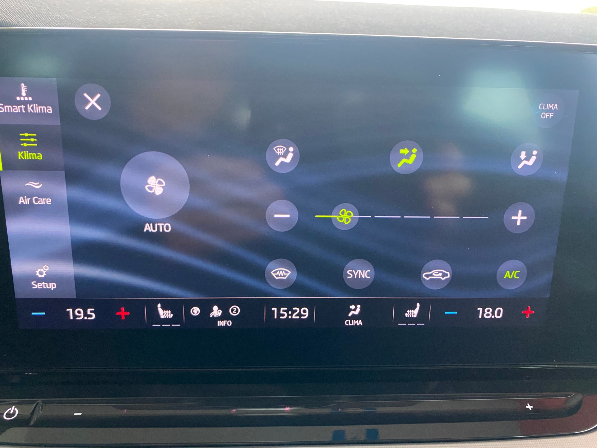 SKODA Octavia Combi 2.0 TDI DSG Ambition-image-17