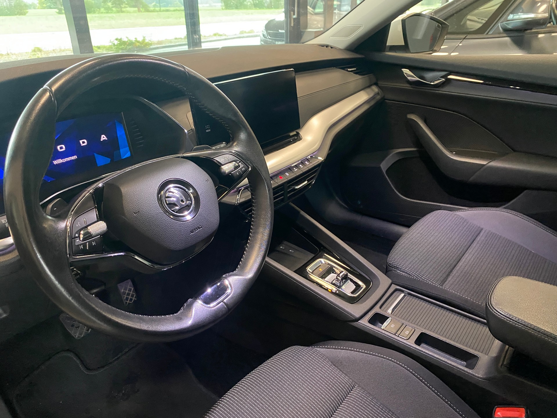 SKODA Octavia Combi 2.0 TDI DSG Ambition-image-5