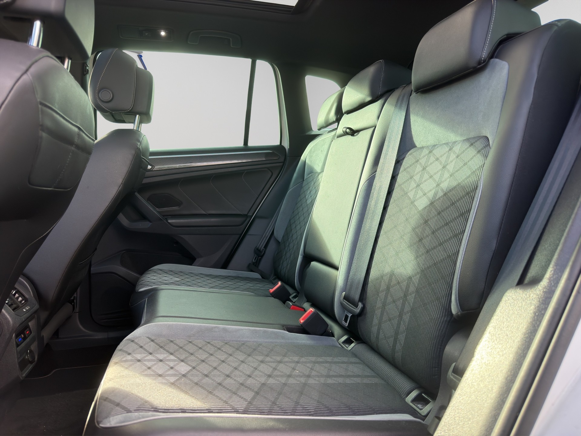 VW Tiguan 2.0 TDI SCR R-Line 4Motion DSG-image-10