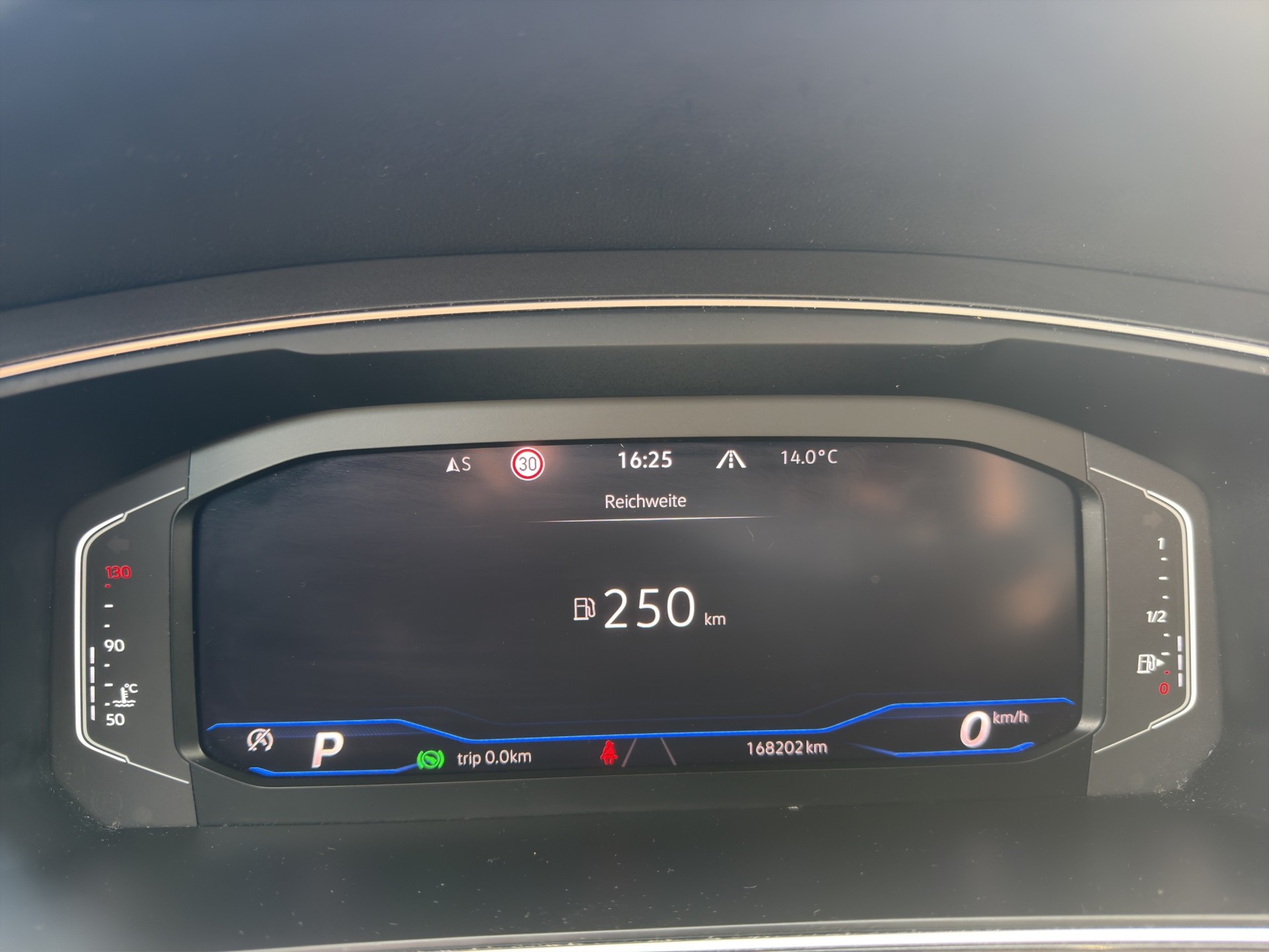 VW Tiguan 2.0 TDI SCR R-Line 4Motion DSG-image-13