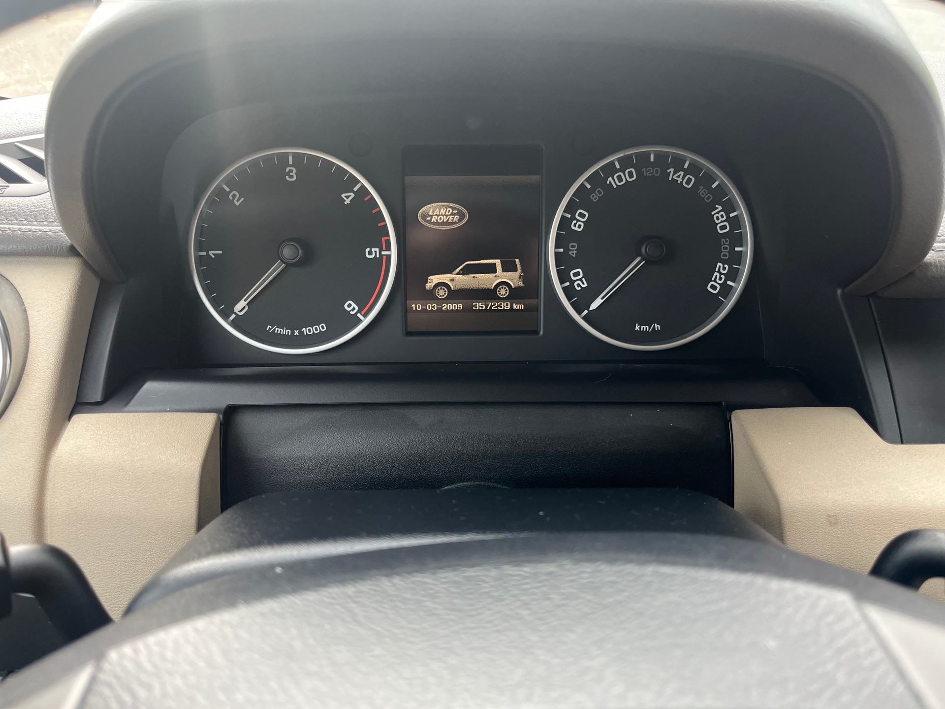LAND ROVER Discovery 3.0 TDV6 S Automatic-image-11