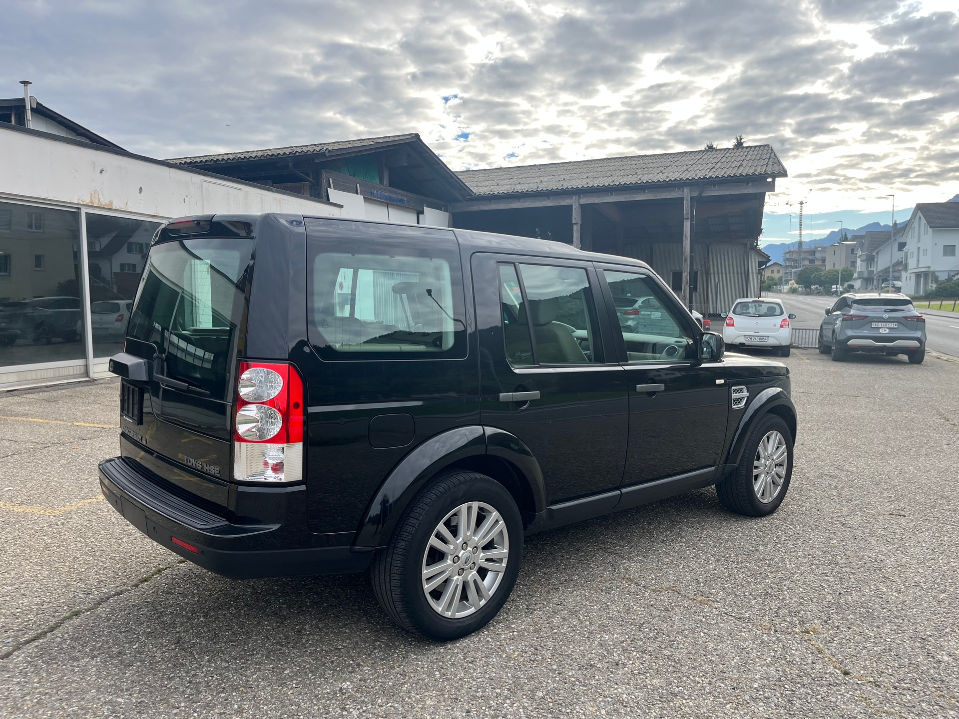 LAND ROVER Discovery 3.0 TDV6 S Automatic-image-4