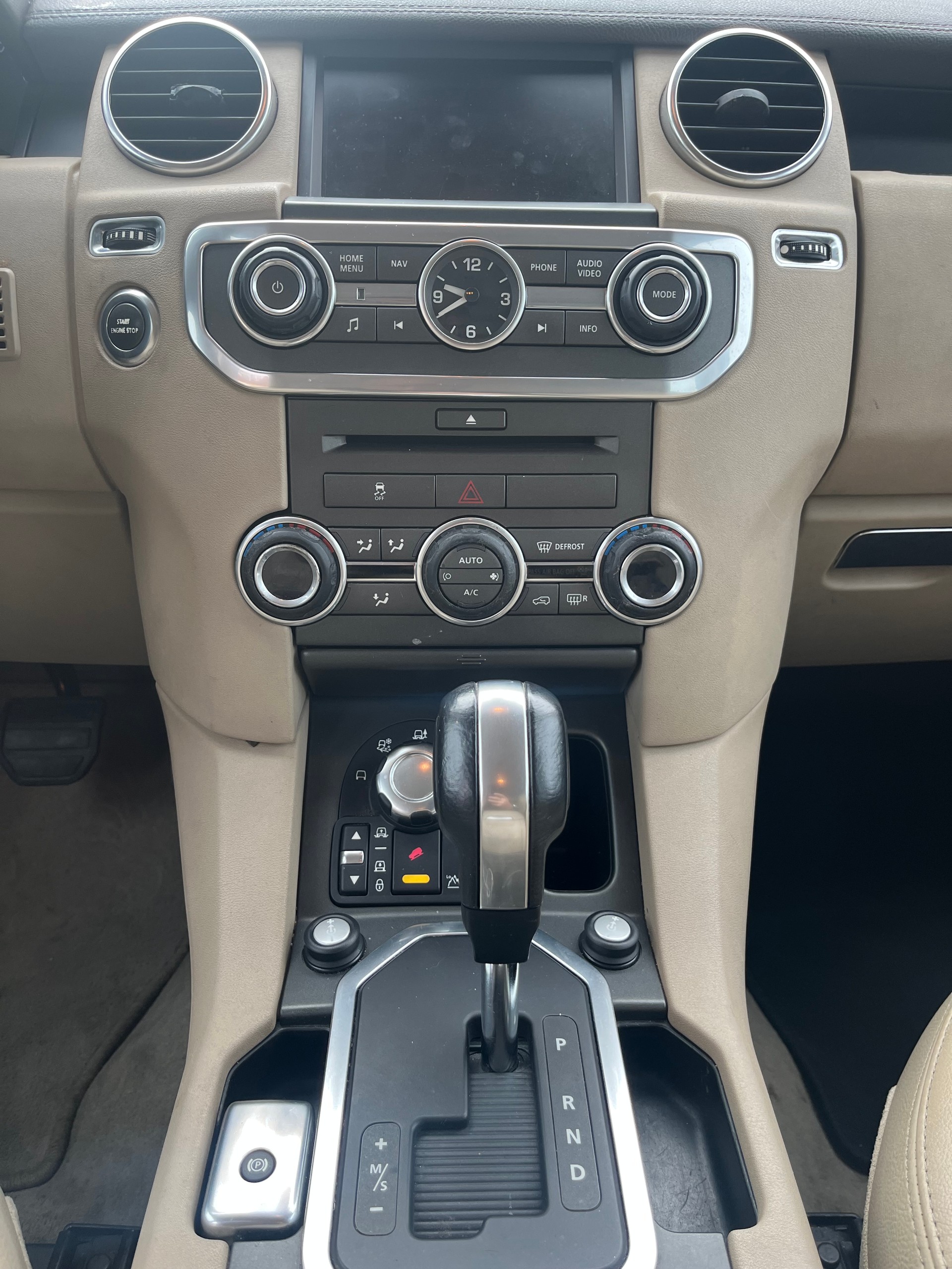 LAND ROVER Discovery 3.0 TDV6 S Automatic-image-10