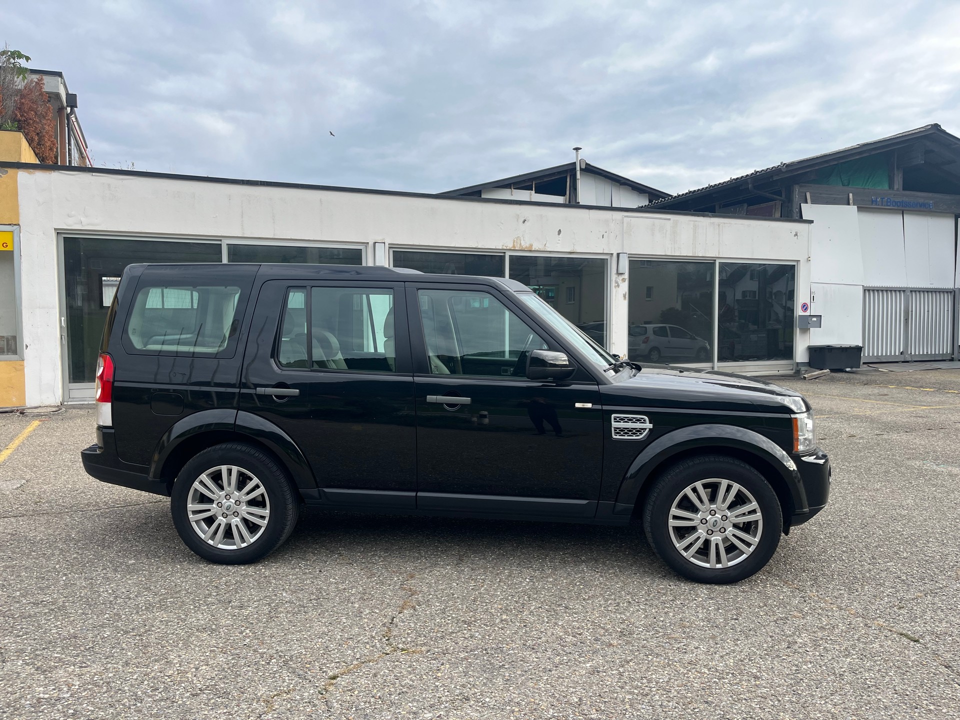 LAND ROVER Discovery 3.0 TDV6 S Automatic-image-6