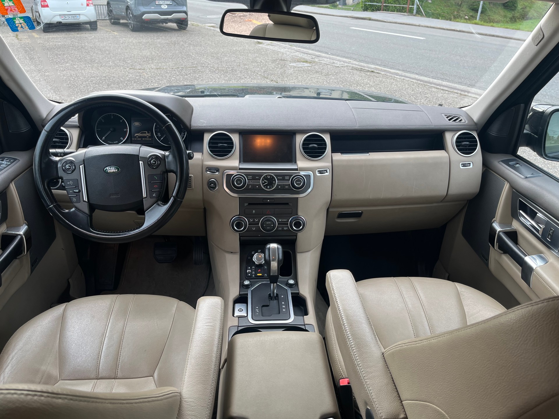 LAND ROVER Discovery 3.0 TDV6 S Automatic-image-9