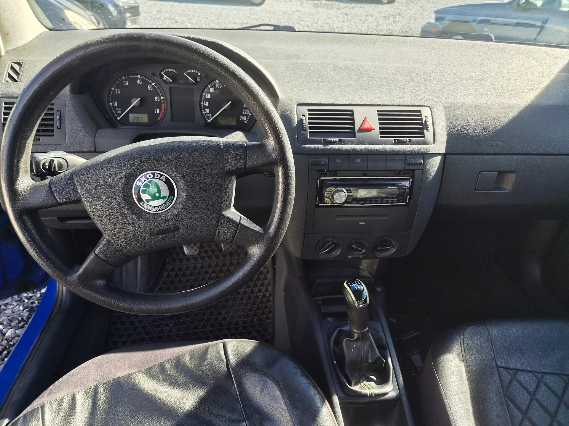 SKODA Fabia 1.4 16V Comfort-image-8