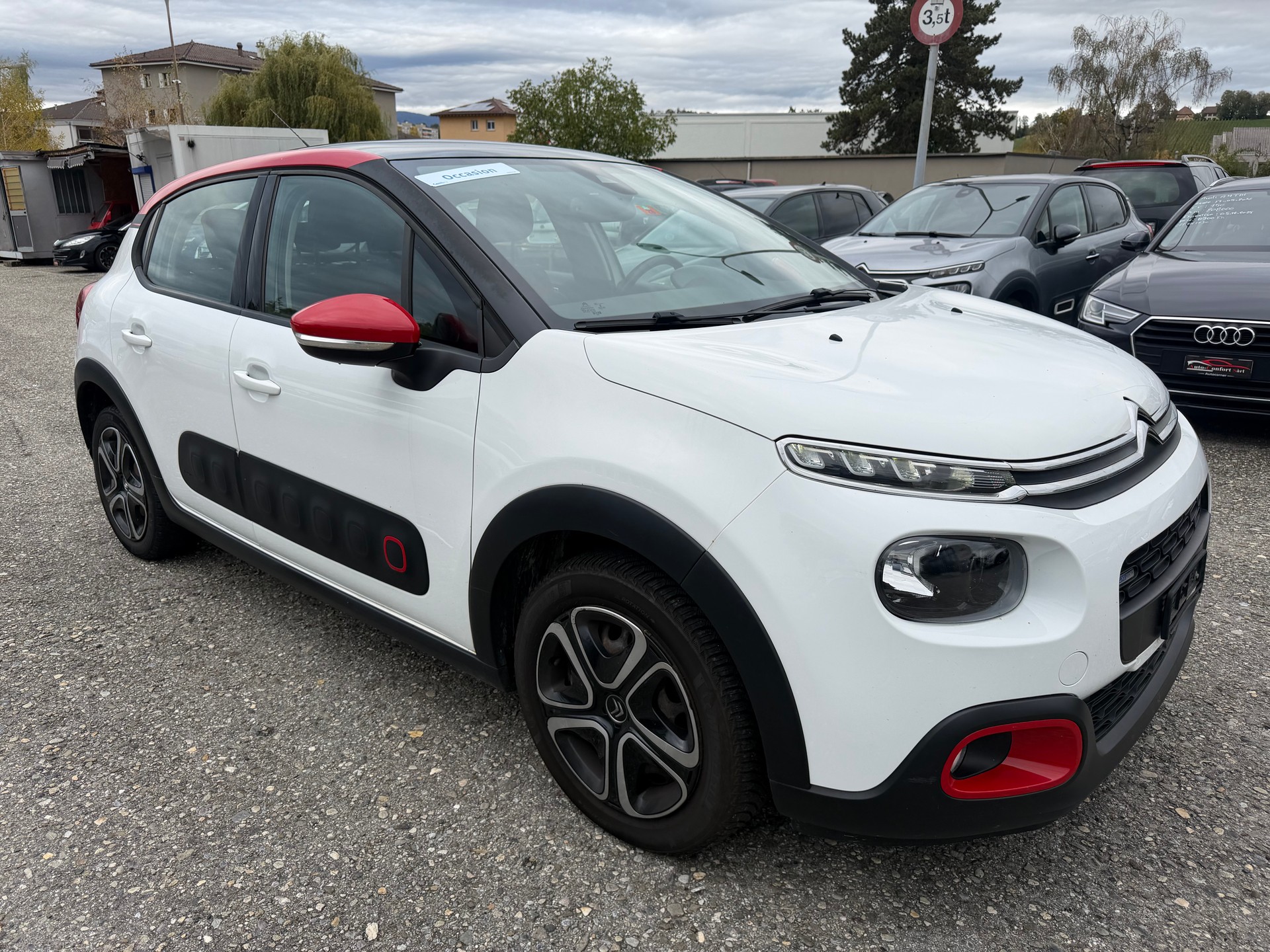 CITROEN C3 1.2i PureTech Shine-image-1