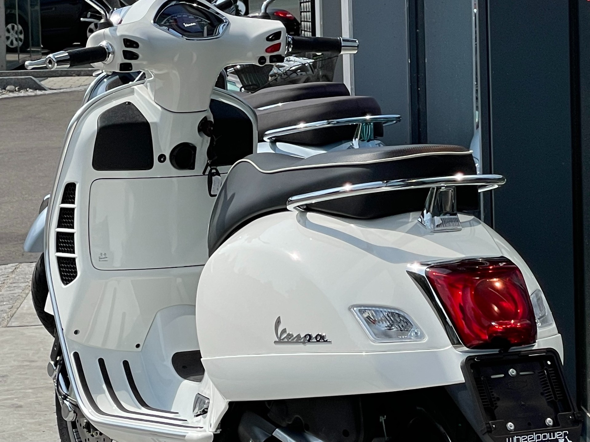 PIAGGIO Vespa GTS 300 HPE Super ABS/ASR-image-1