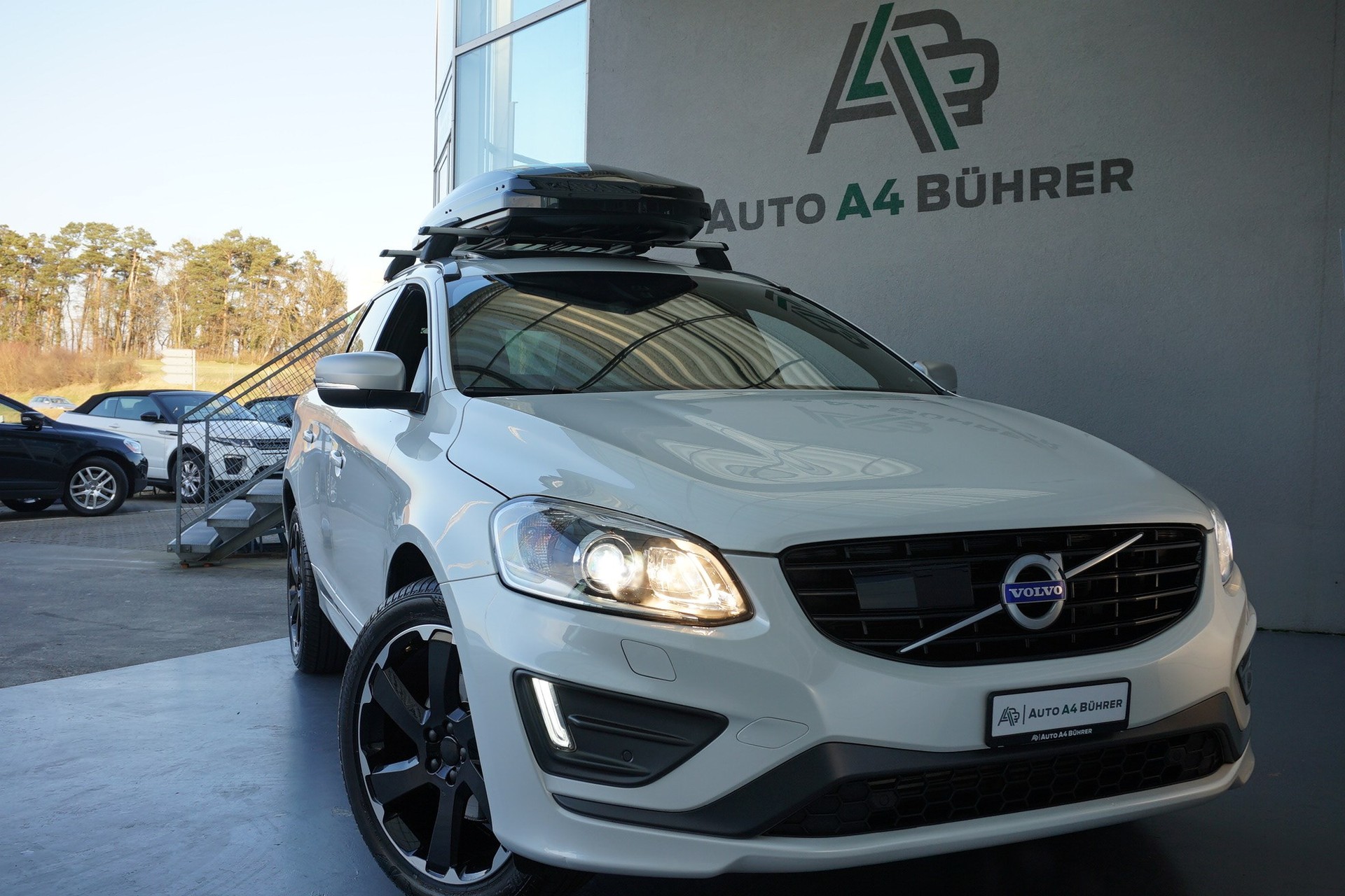 VOLVO XC60 T6 AWD Momentum R-Design Geartronic-image-1