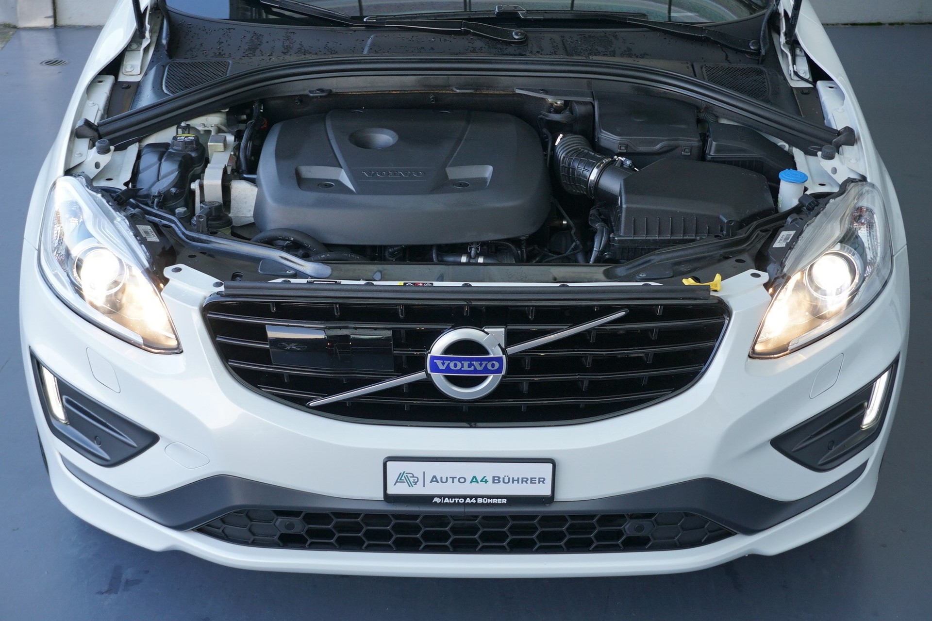 VOLVO XC60 T6 AWD Momentum R-Design Geartronic-image-10