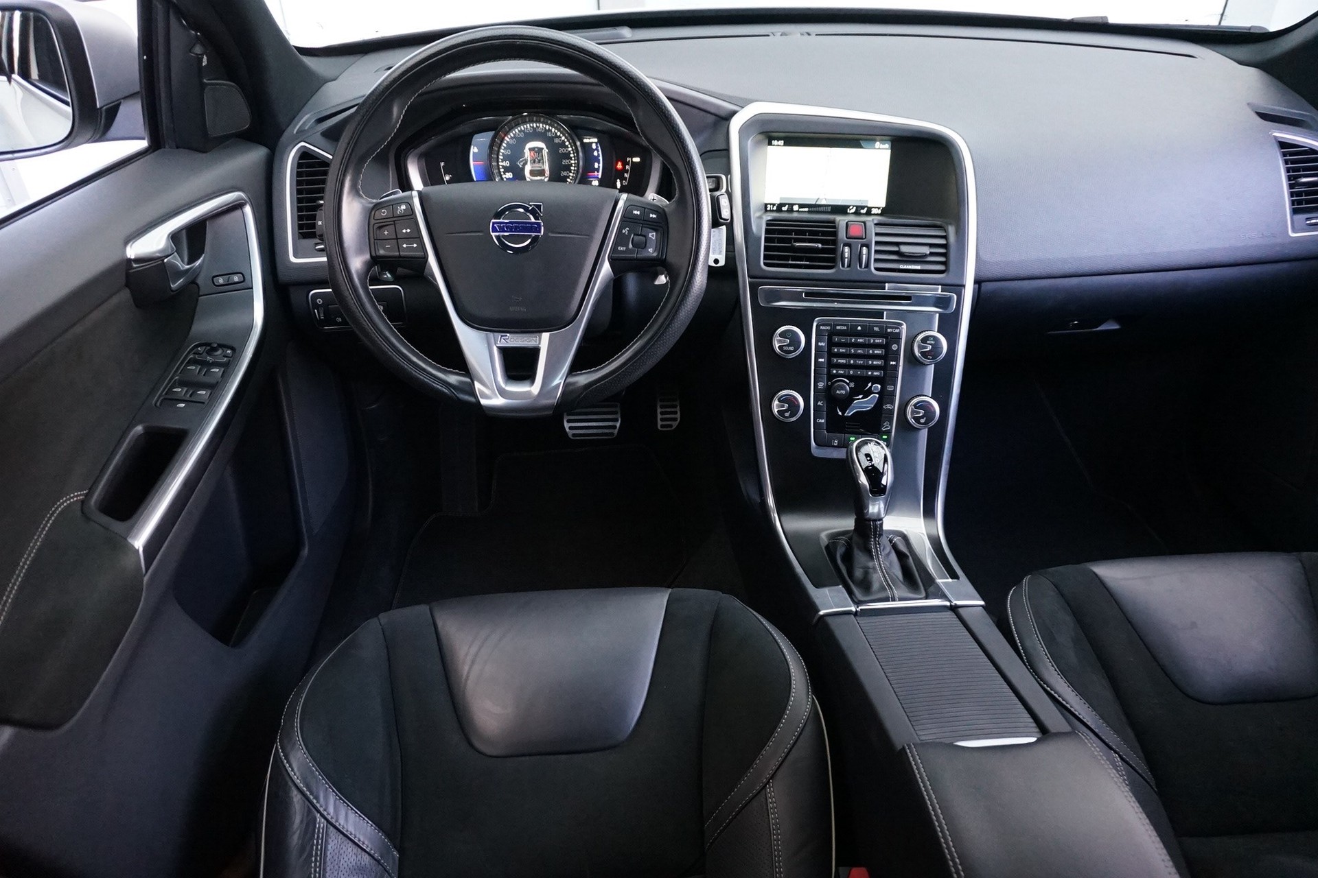 VOLVO XC60 T6 AWD Momentum R-Design Geartronic-image-11