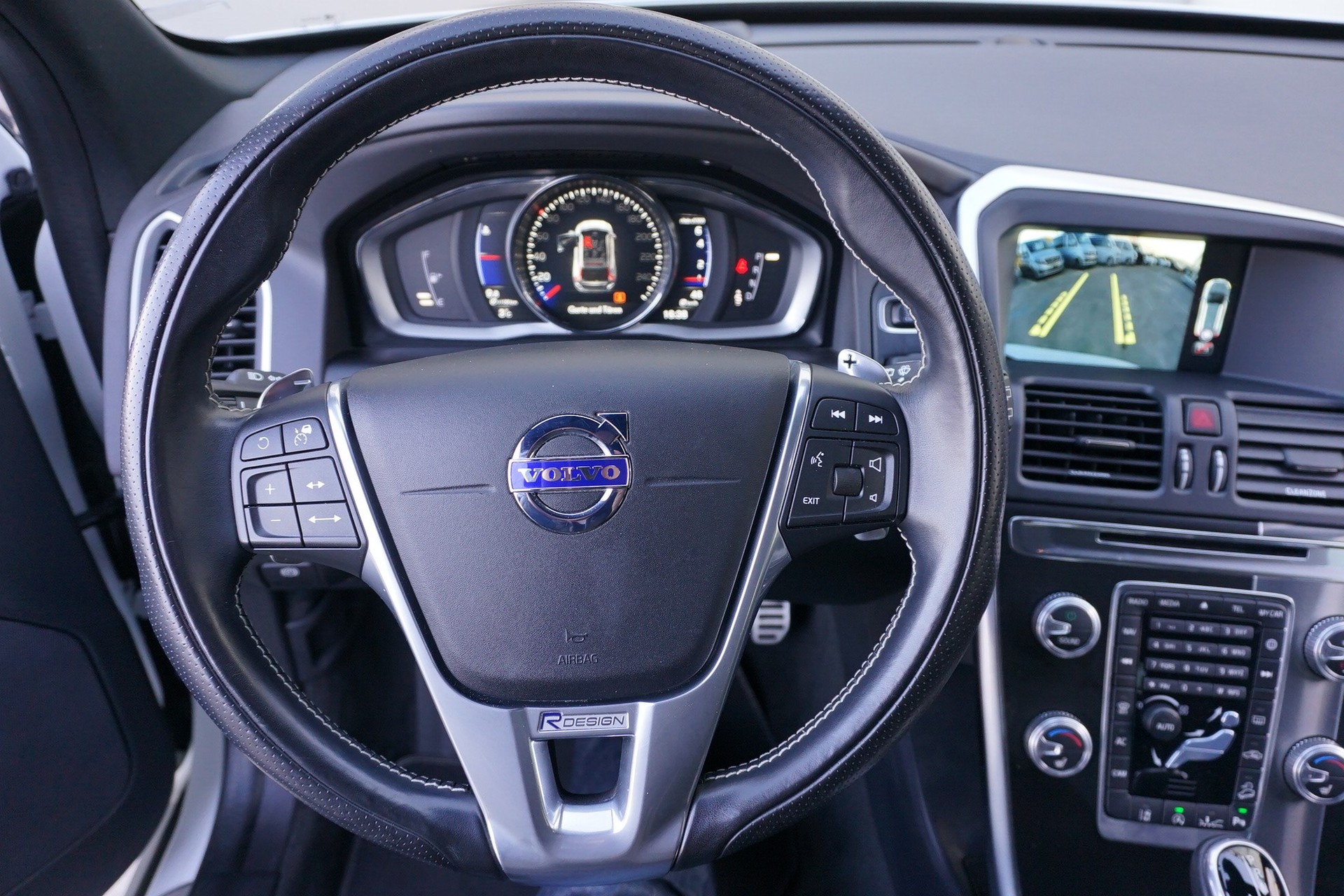 VOLVO XC60 T6 AWD Momentum R-Design Geartronic-image-14