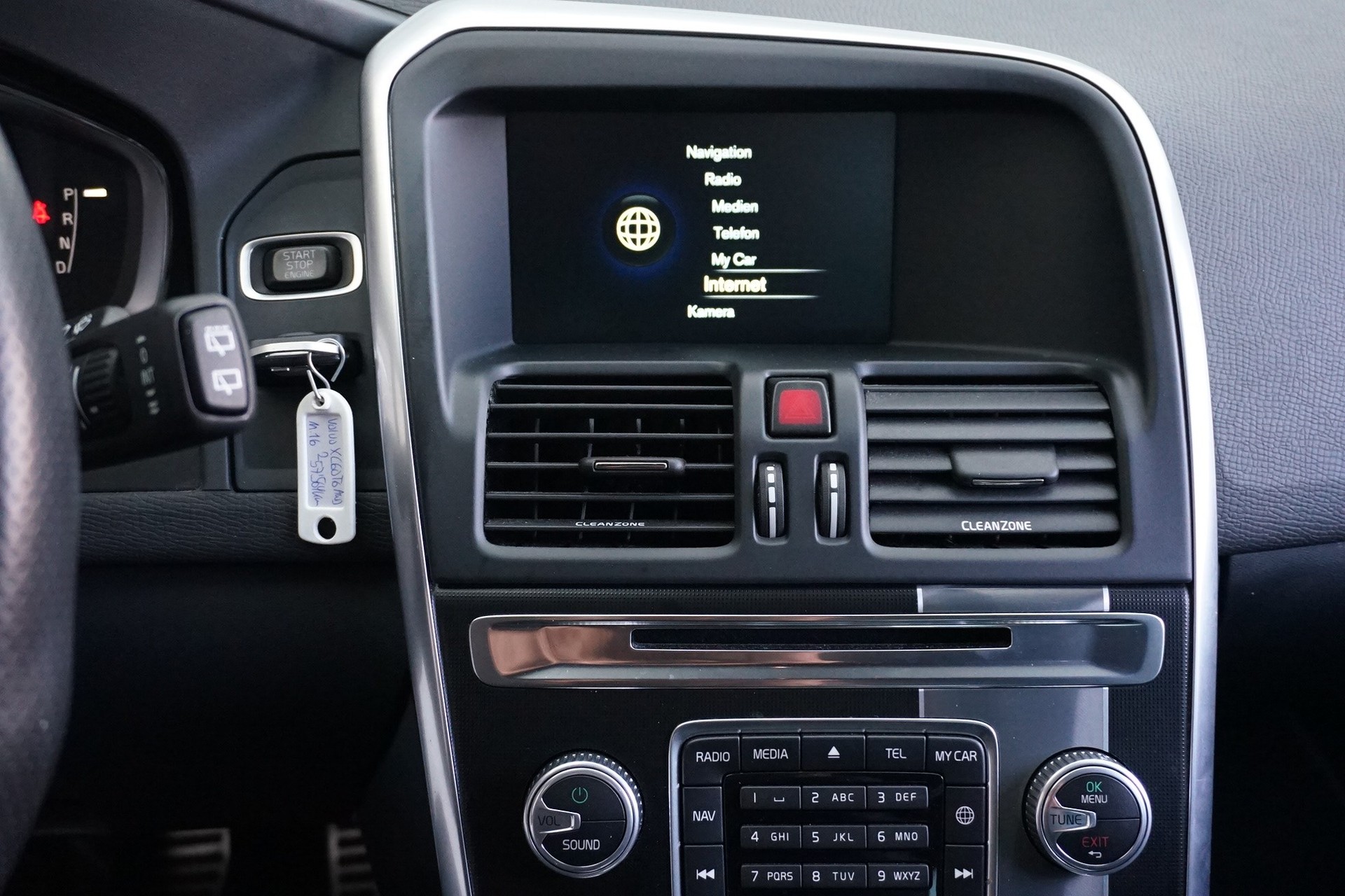 VOLVO XC60 T6 AWD Momentum R-Design Geartronic-image-13