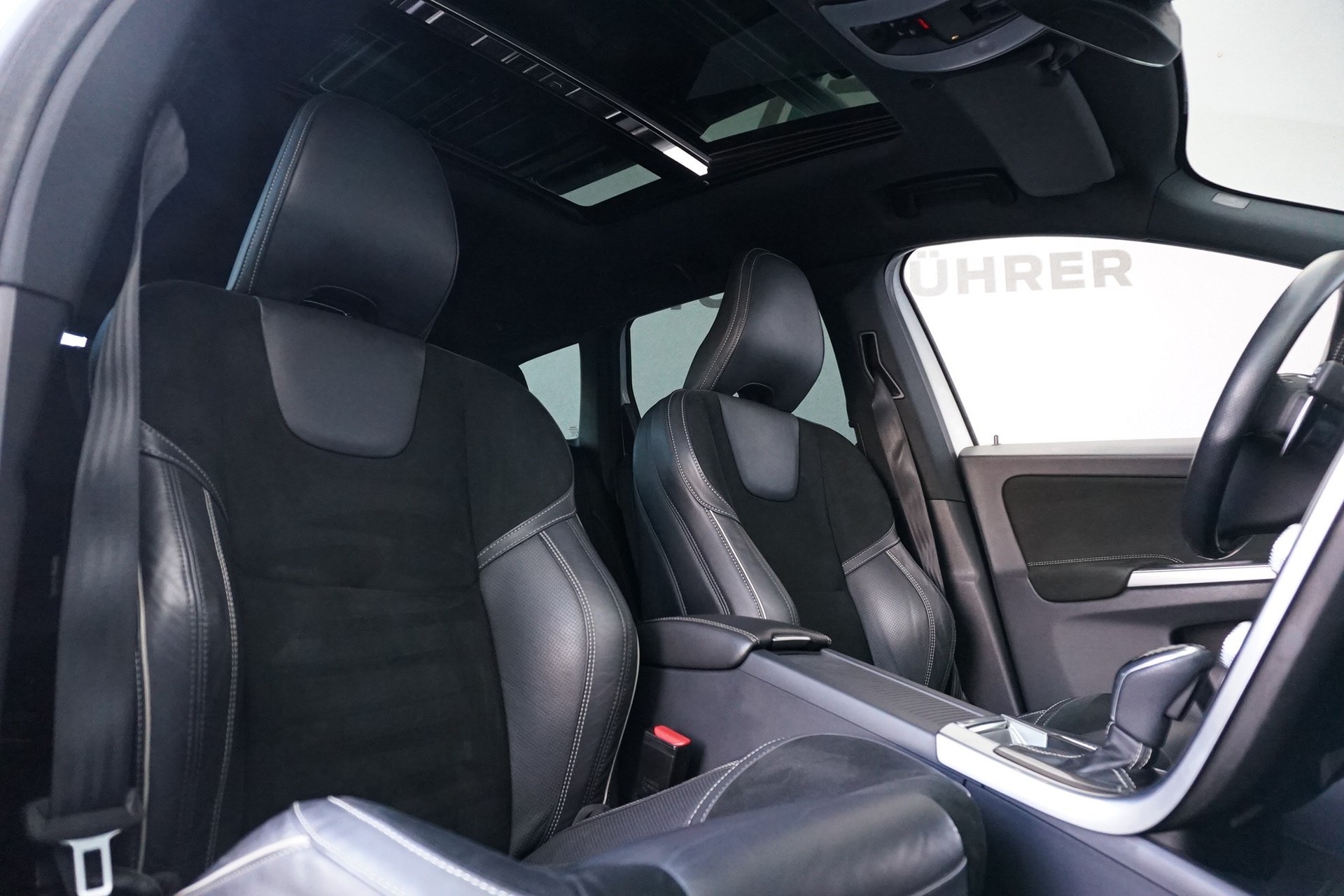 VOLVO XC60 T6 AWD Momentum R-Design Geartronic-image-15