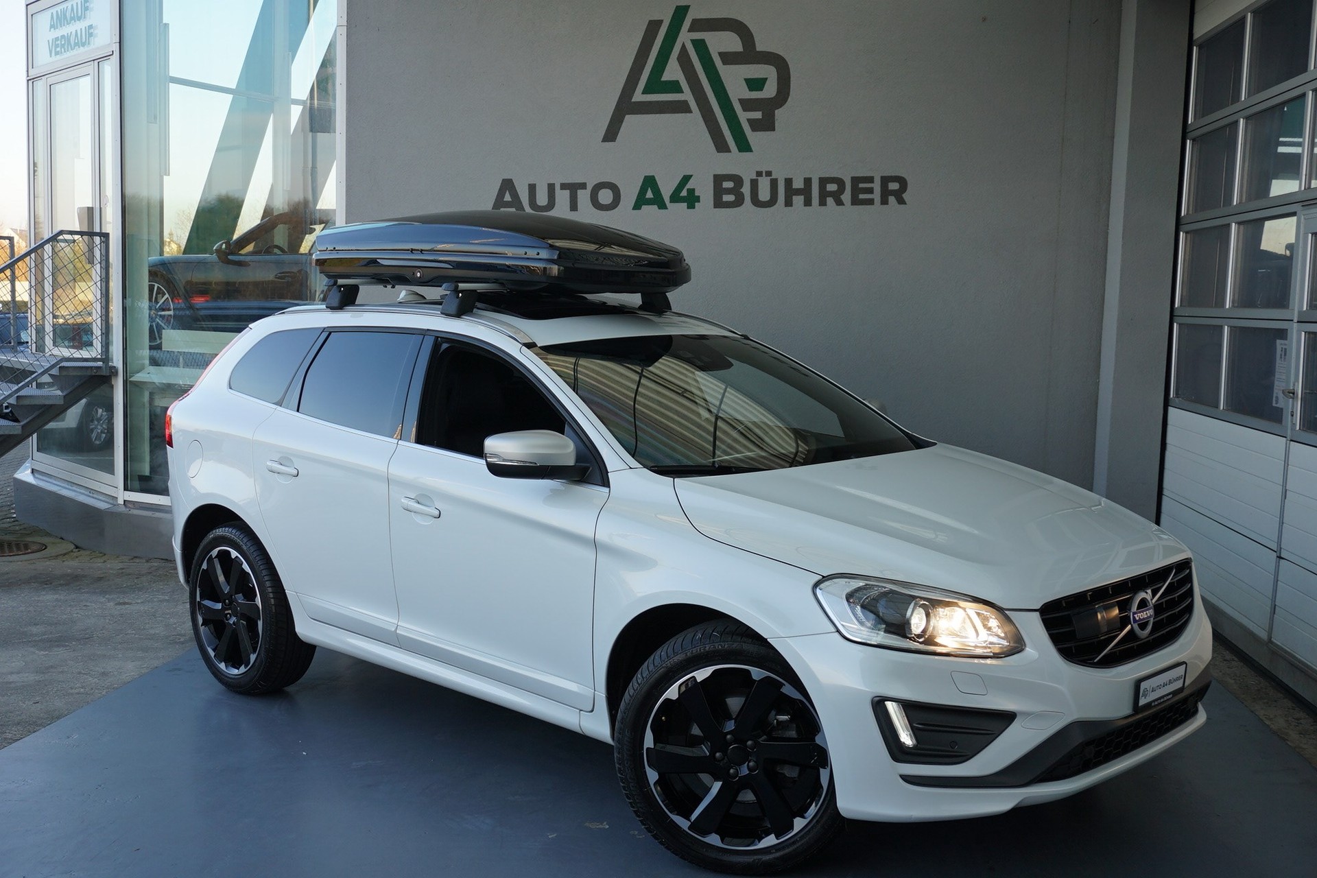 VOLVO XC60 T6 AWD Momentum R-Design Geartronic-image-2
