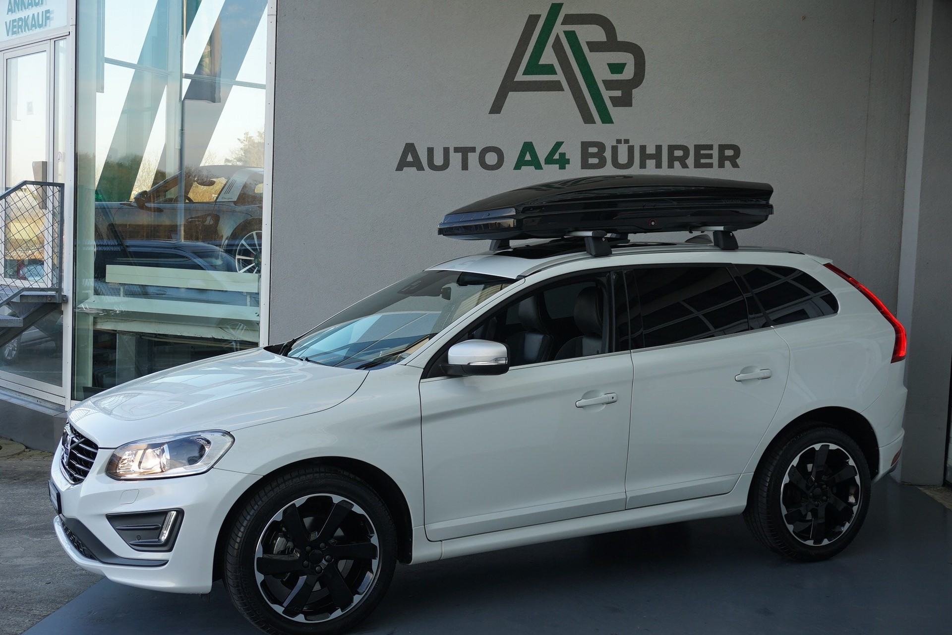 VOLVO XC60 T6 AWD Momentum R-Design Geartronic-image-3