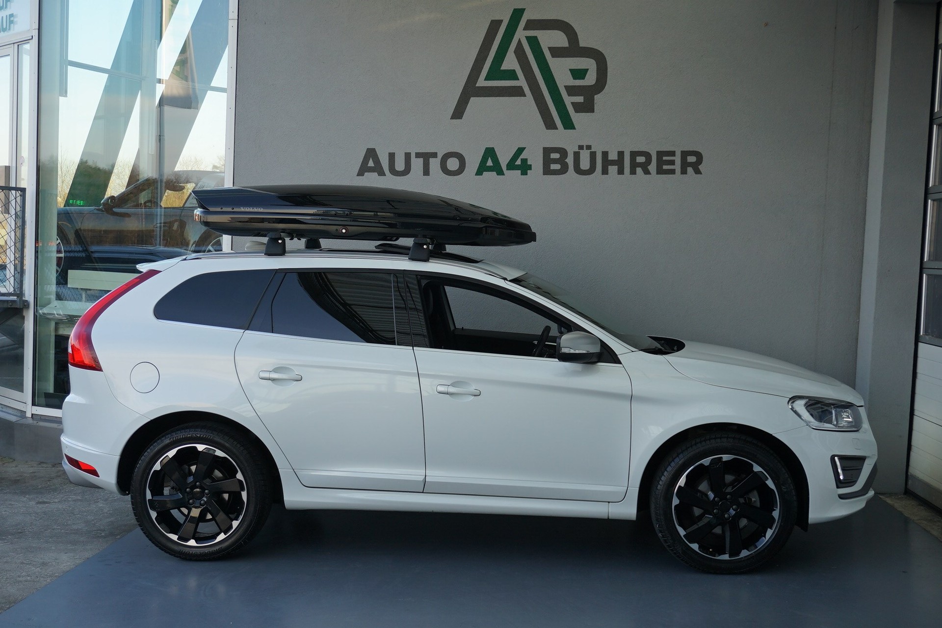 VOLVO XC60 T6 AWD Momentum R-Design Geartronic-image-4