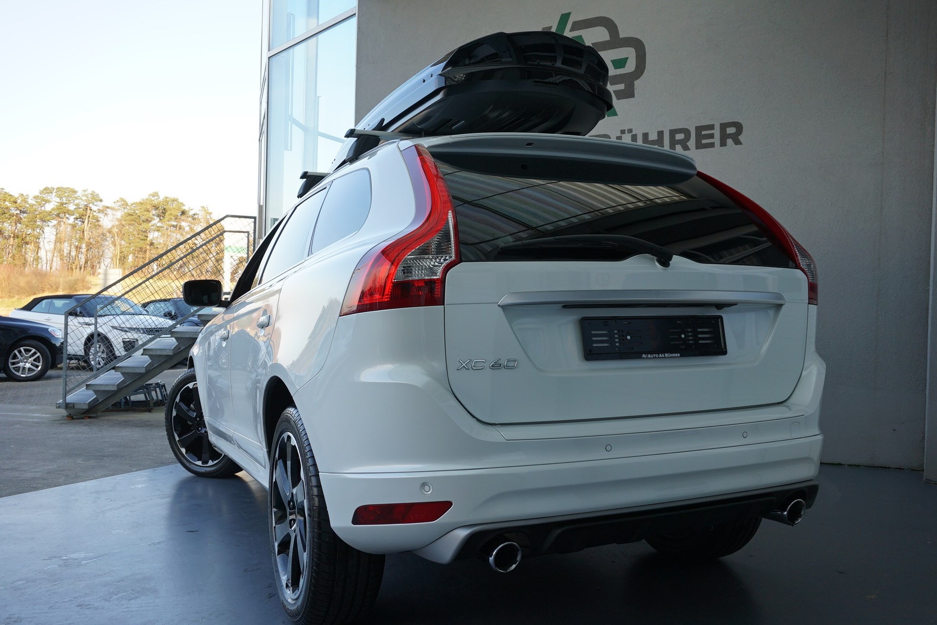 VOLVO XC60 T6 AWD Momentum R-Design Geartronic-image-5