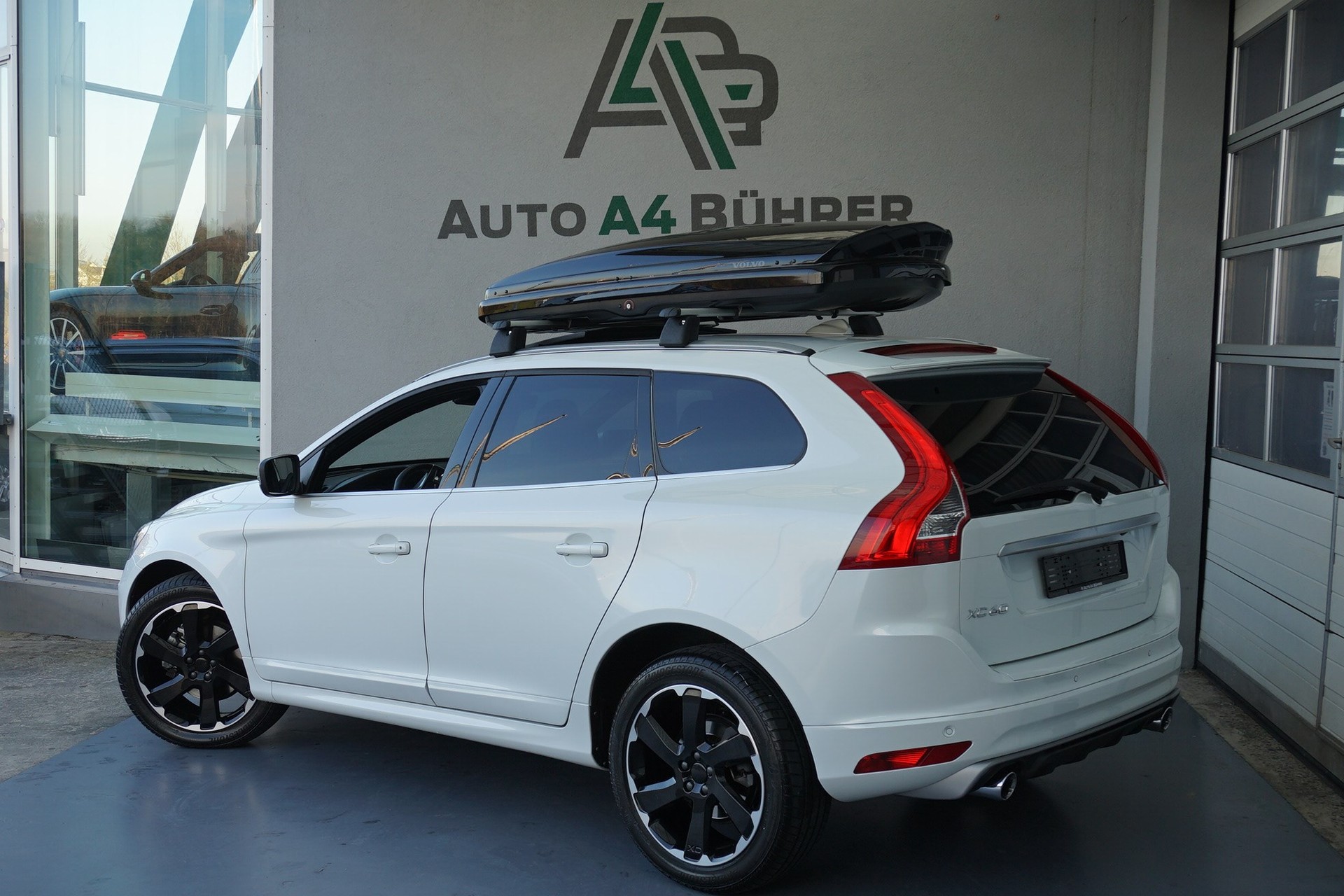 VOLVO XC60 T6 AWD Momentum R-Design Geartronic-image-6
