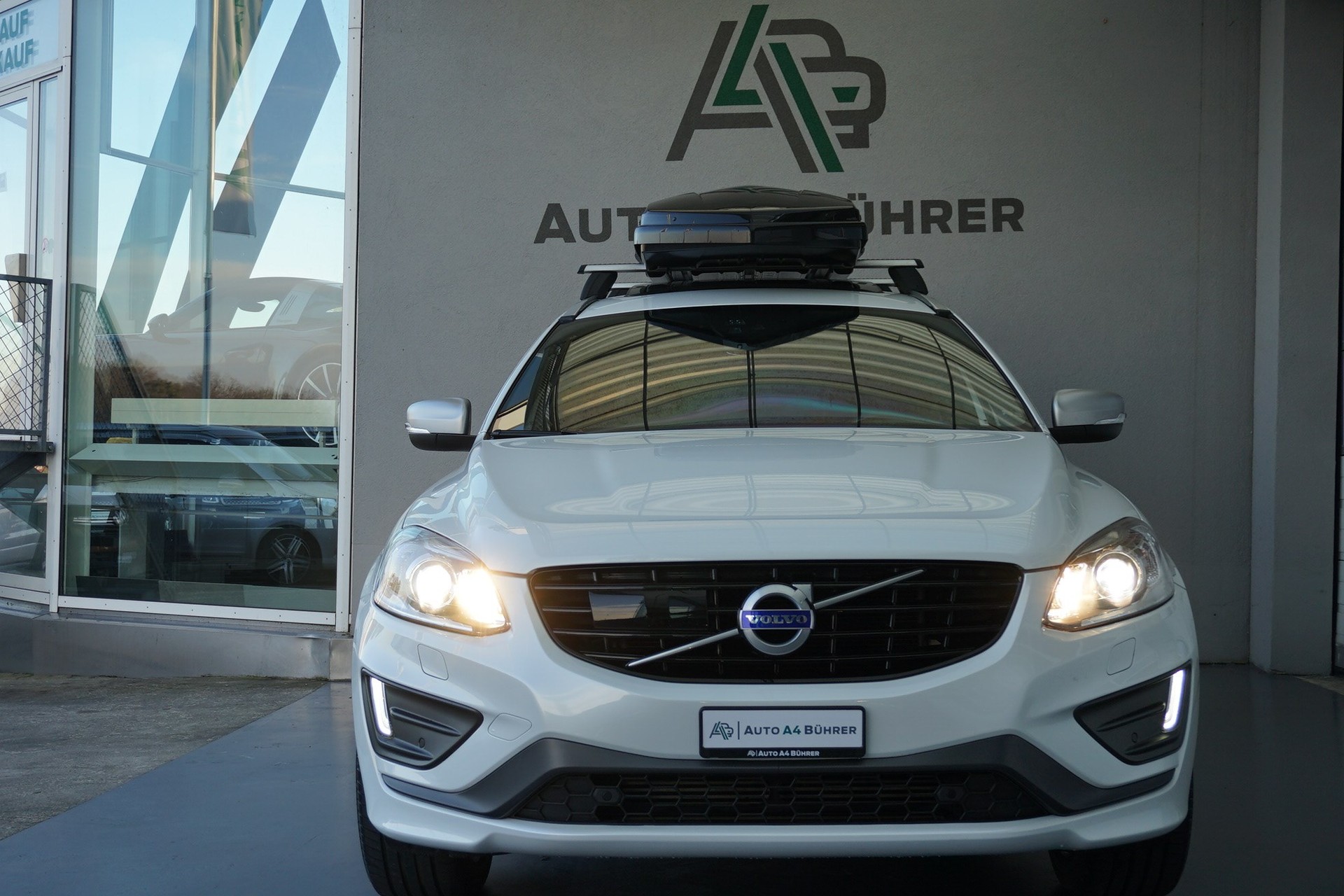 VOLVO XC60 T6 AWD Momentum R-Design Geartronic-image-8