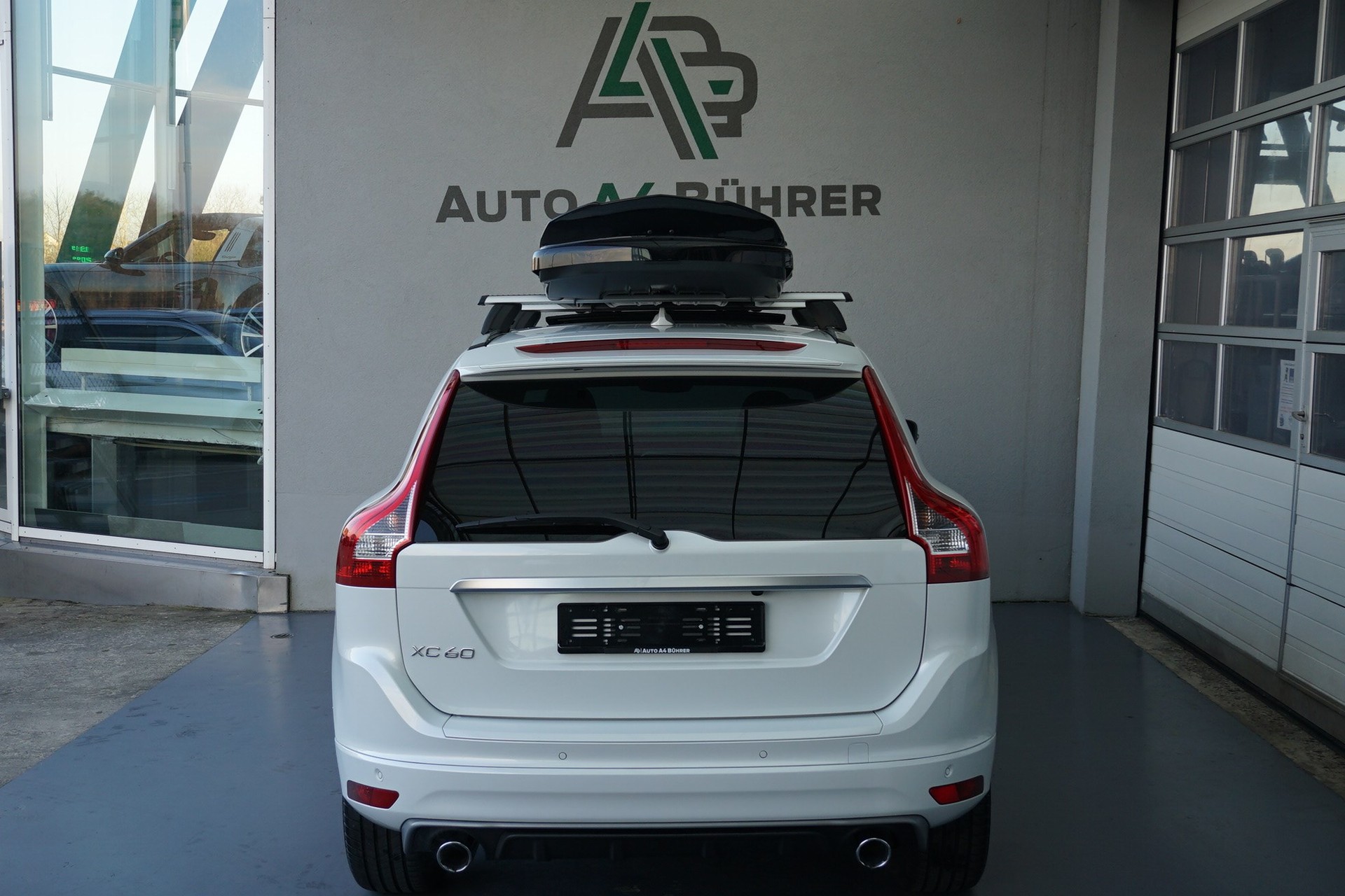VOLVO XC60 T6 AWD Momentum R-Design Geartronic-image-9