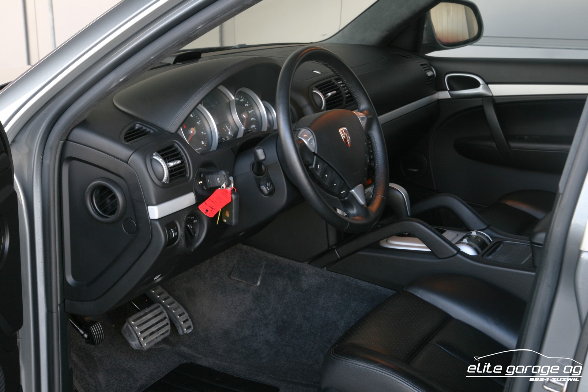 PORSCHE Cayenne Turbo-image-11