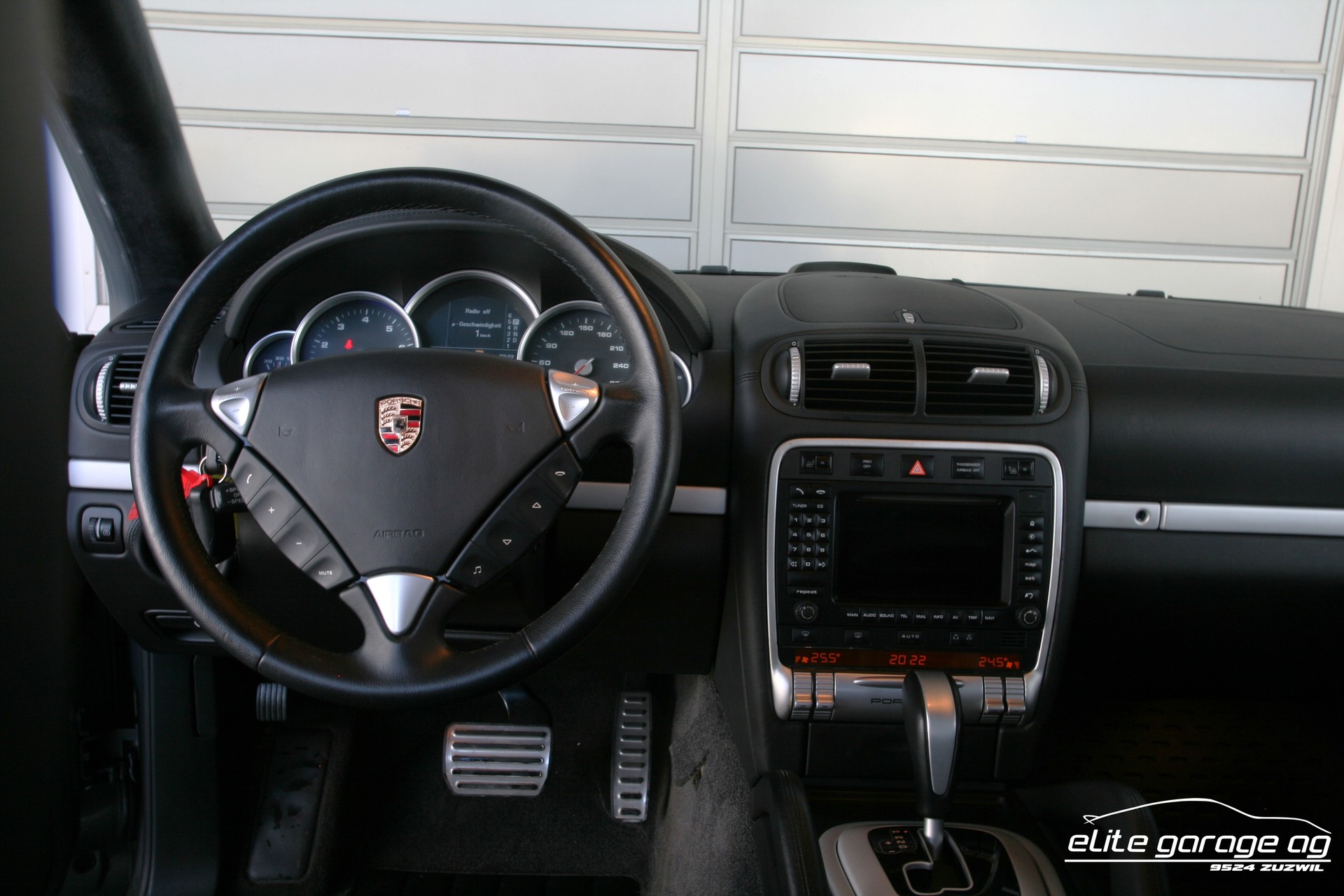 PORSCHE Cayenne Turbo-image-12