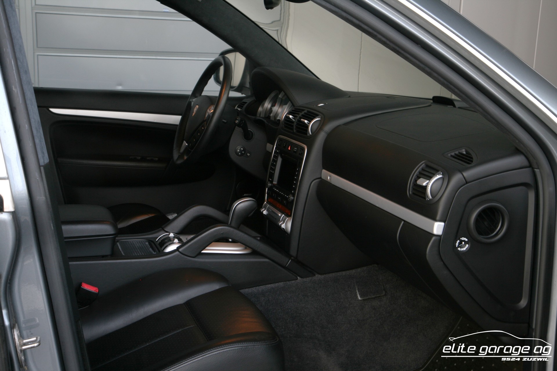 PORSCHE Cayenne Turbo-image-13