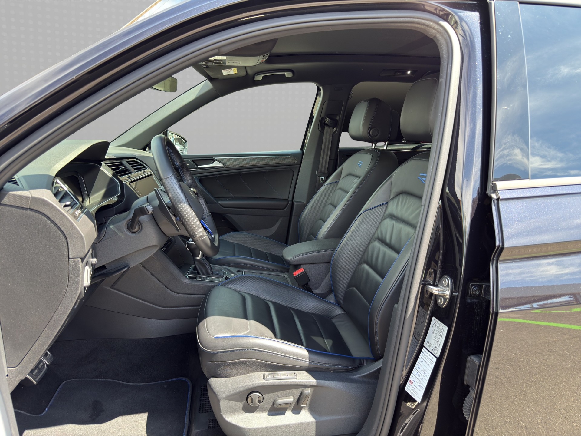 VW Tiguan 2.0TSI R 4Motion DSG-image-8