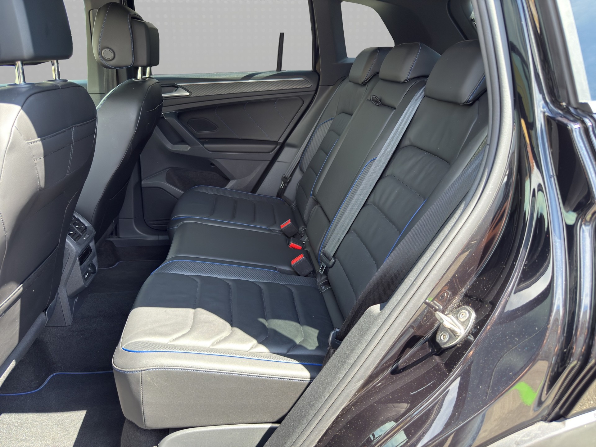 VW Tiguan 2.0TSI R 4Motion DSG-image-12