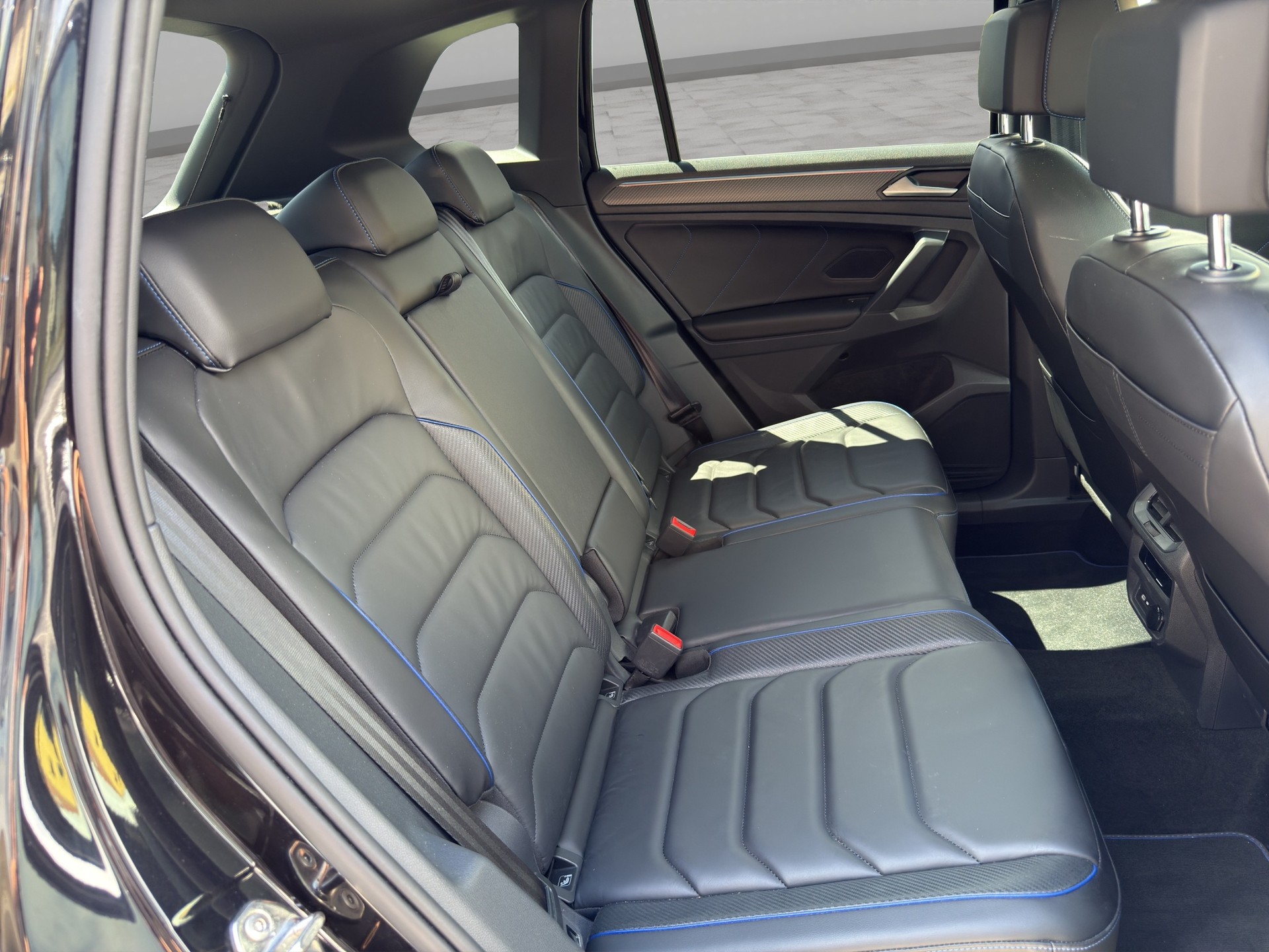 VW Tiguan 2.0TSI R 4Motion DSG-image-18