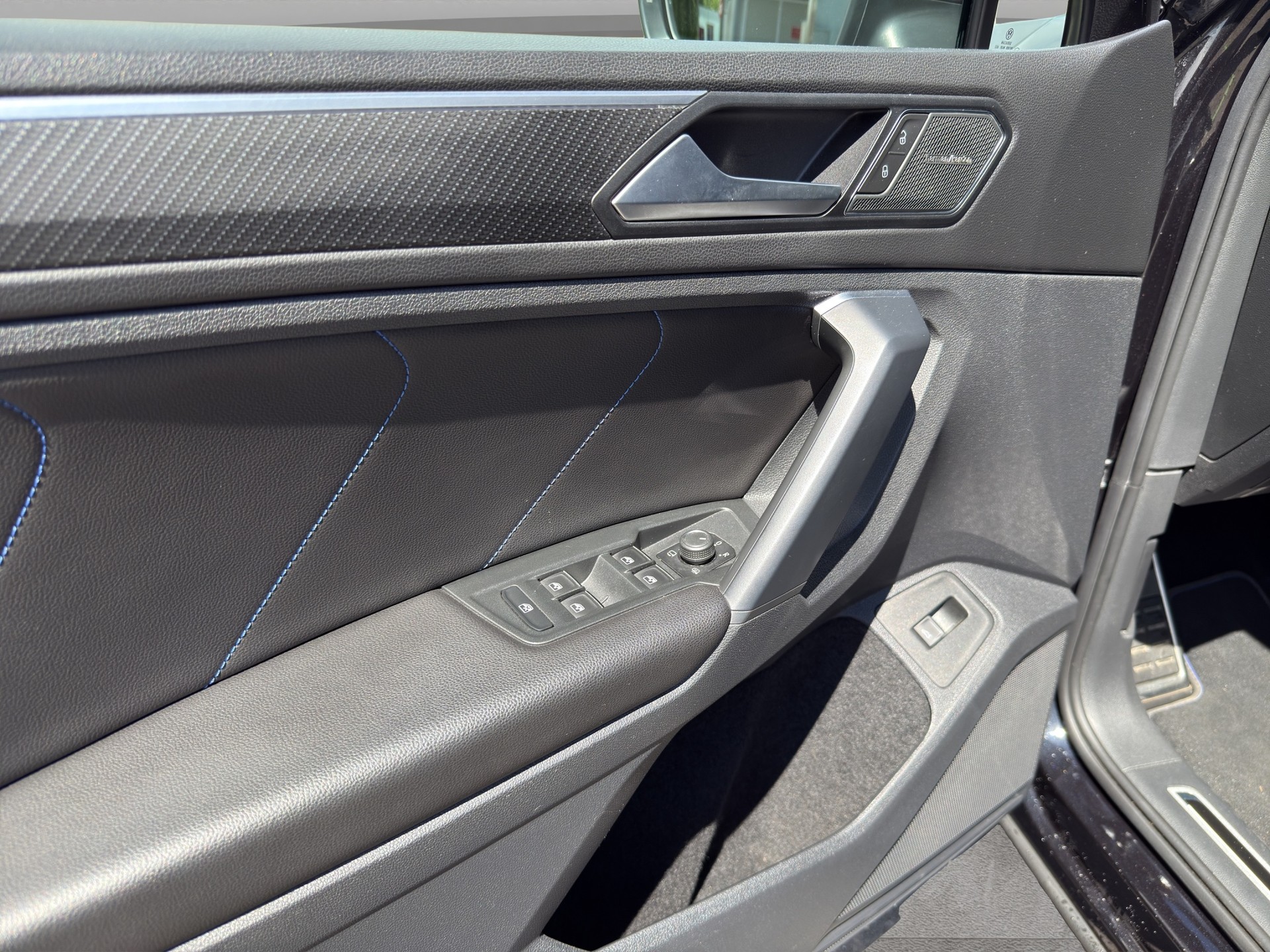 VW Tiguan 2.0TSI R 4Motion DSG-image-11
