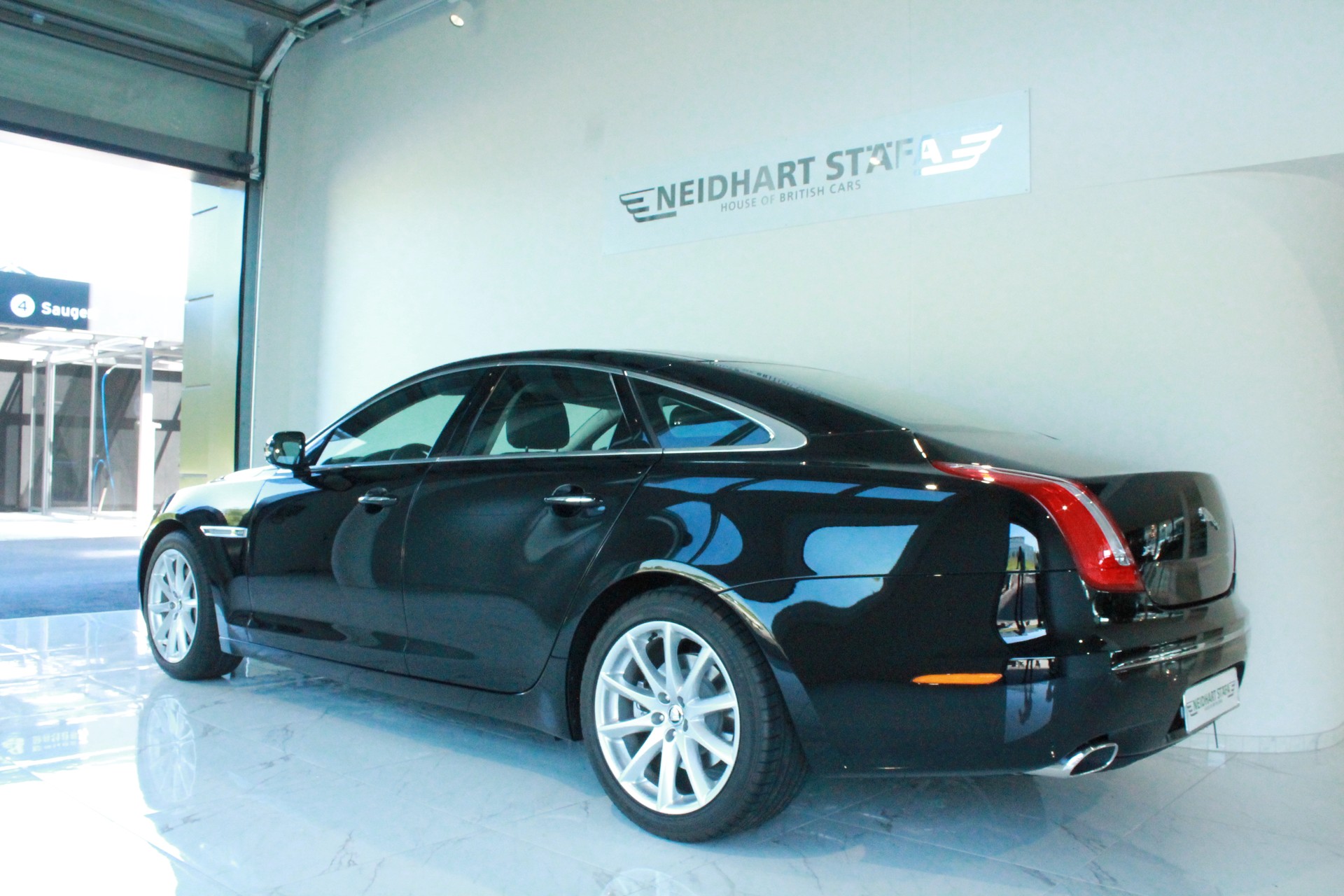 JAGUAR XJ 3.0d V6 Luxury Automatic-showroom-element-1