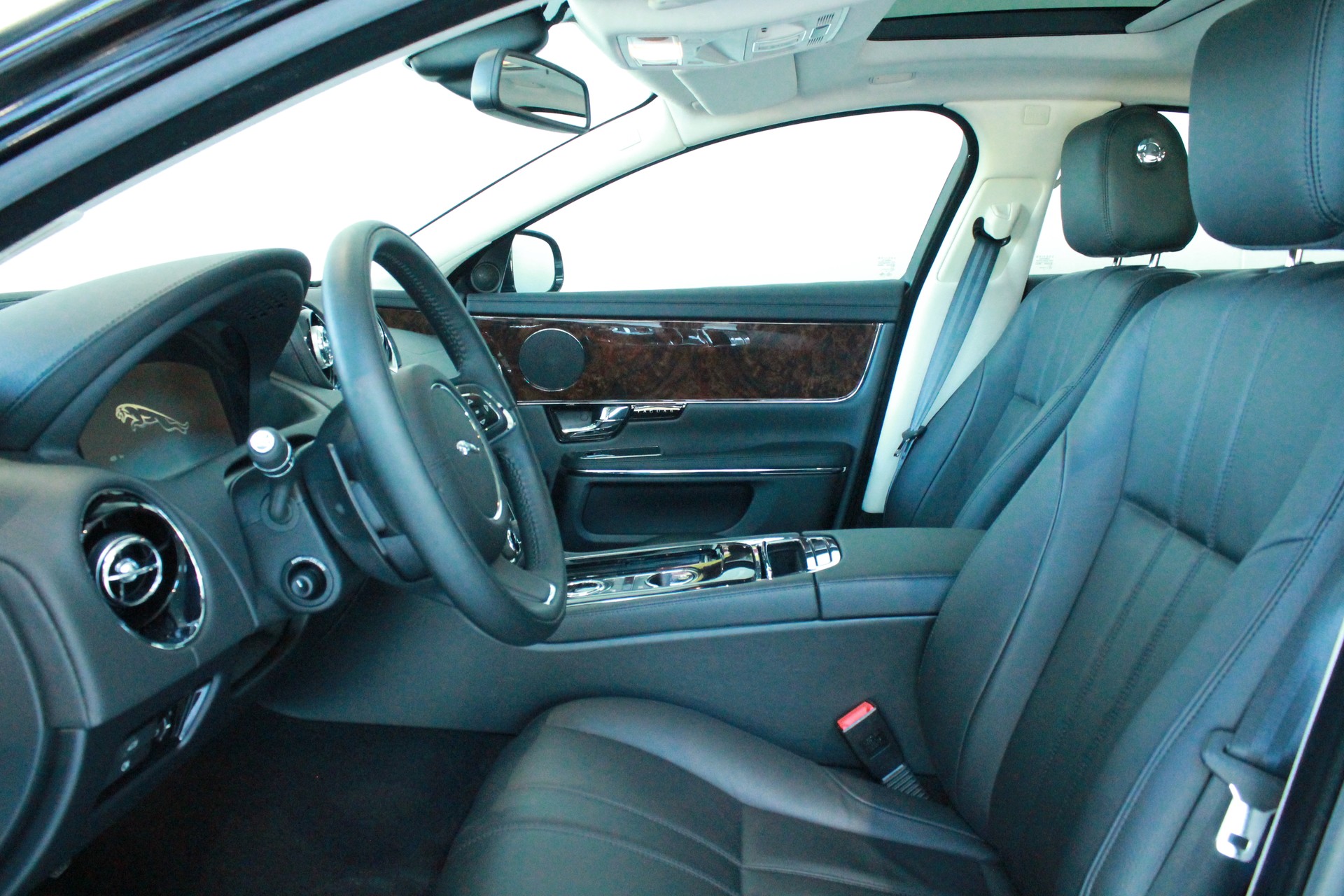 JAGUAR XJ 3.0d V6 Luxury Automatic-showroom-element-3