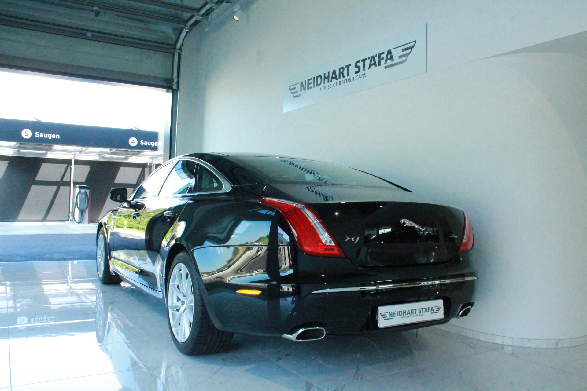 JAGUAR XJ 3.0d V6 Luxury Automatic-showroom-element-2