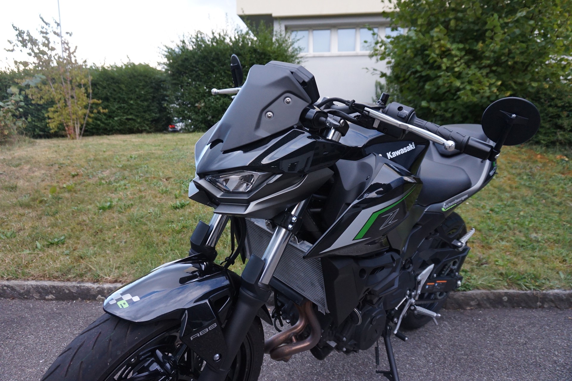 KAWASAKI Z 500 ABS mit Leovinci LV One Karbon Auspuff-image-4