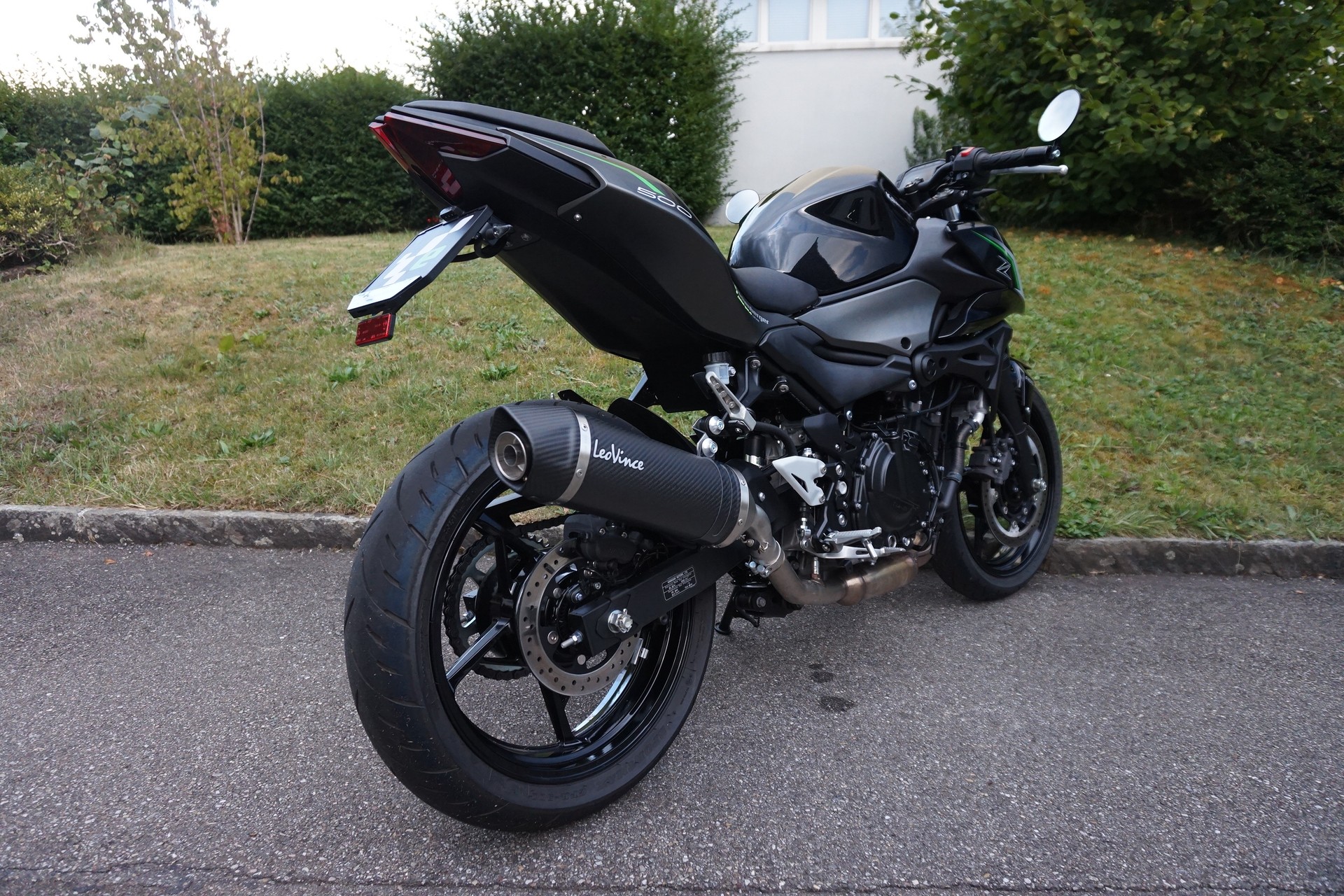 KAWASAKI Z 500 ABS mit Leovinci LV One Karbon Auspuff-showroom-element-3