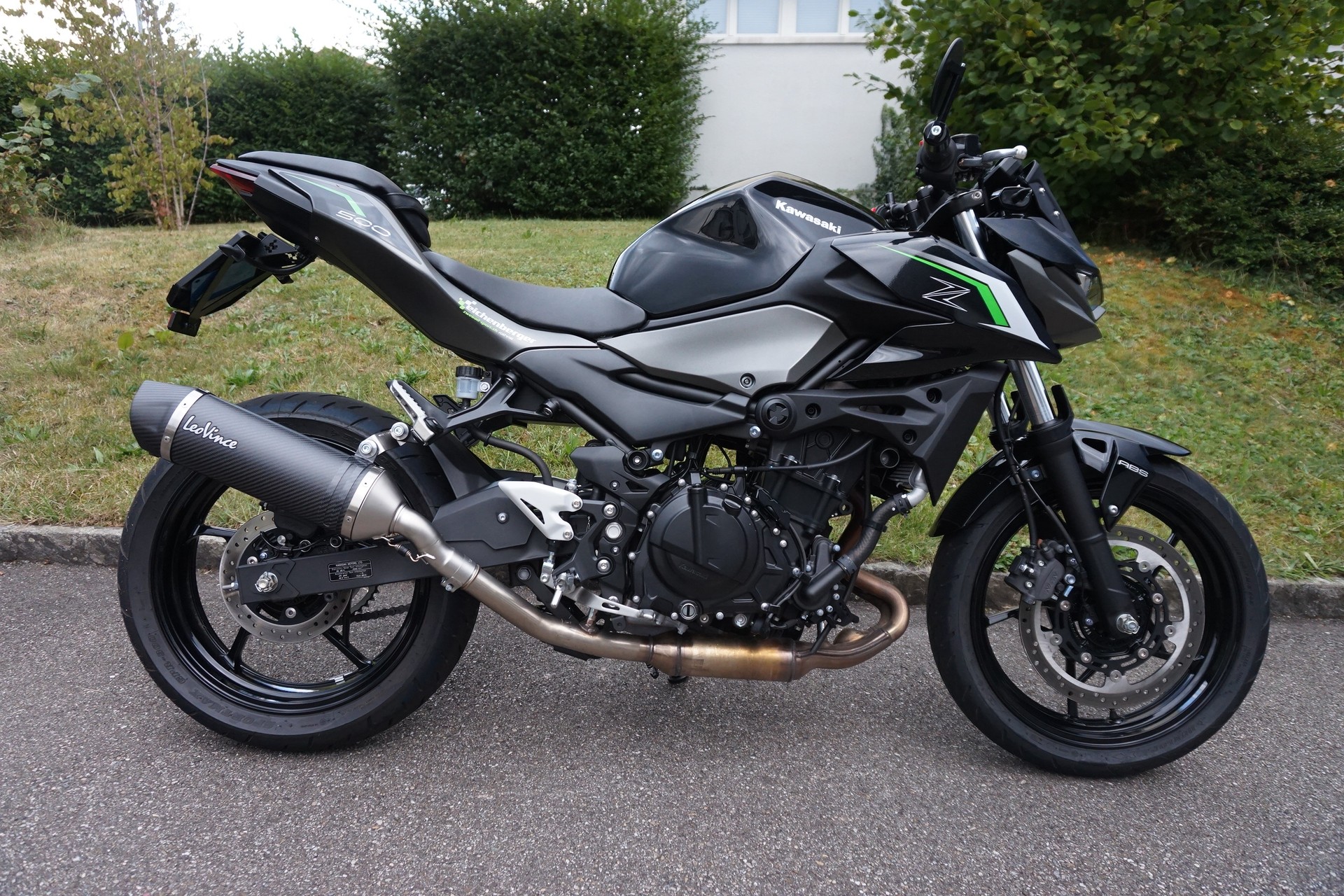 KAWASAKI Z 500 ABS mit Leovinci LV One Karbon Auspuff-showroom-element-2