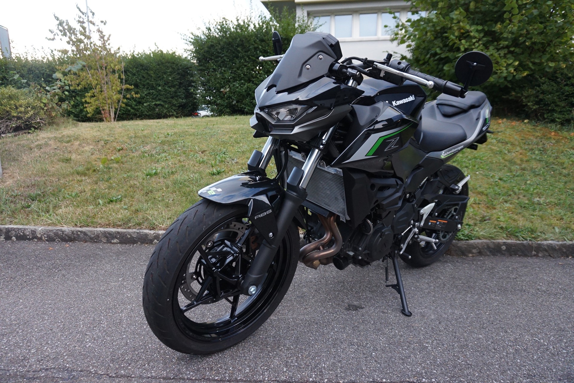 KAWASAKI Z 500 ABS mit Leovinci LV One Karbon Auspuff-showroom-element-1