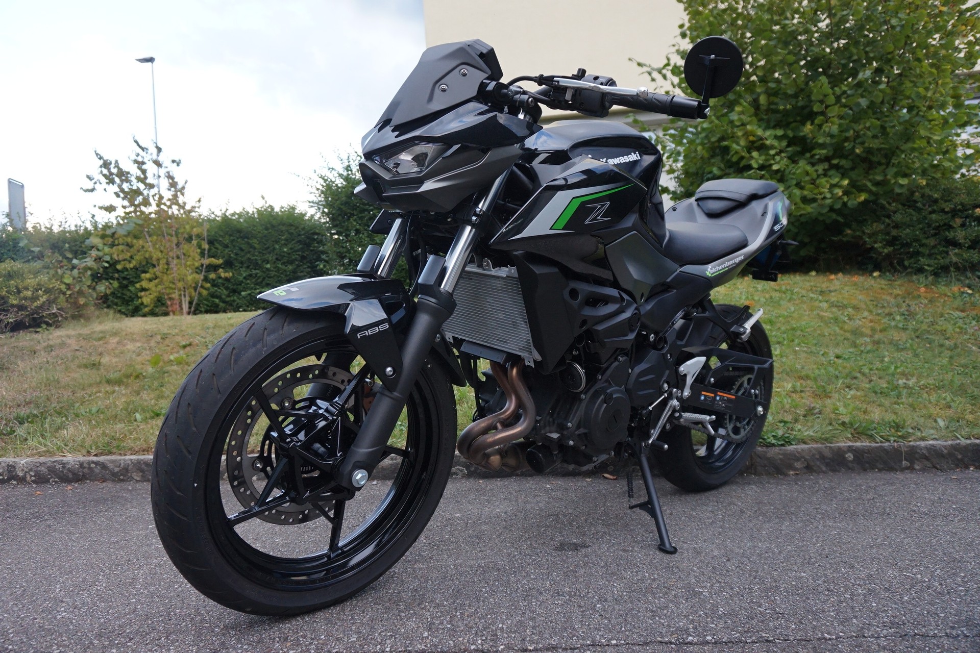 KAWASAKI Z 500 ABS mit Leovinci LV One Karbon Auspuff-image-6