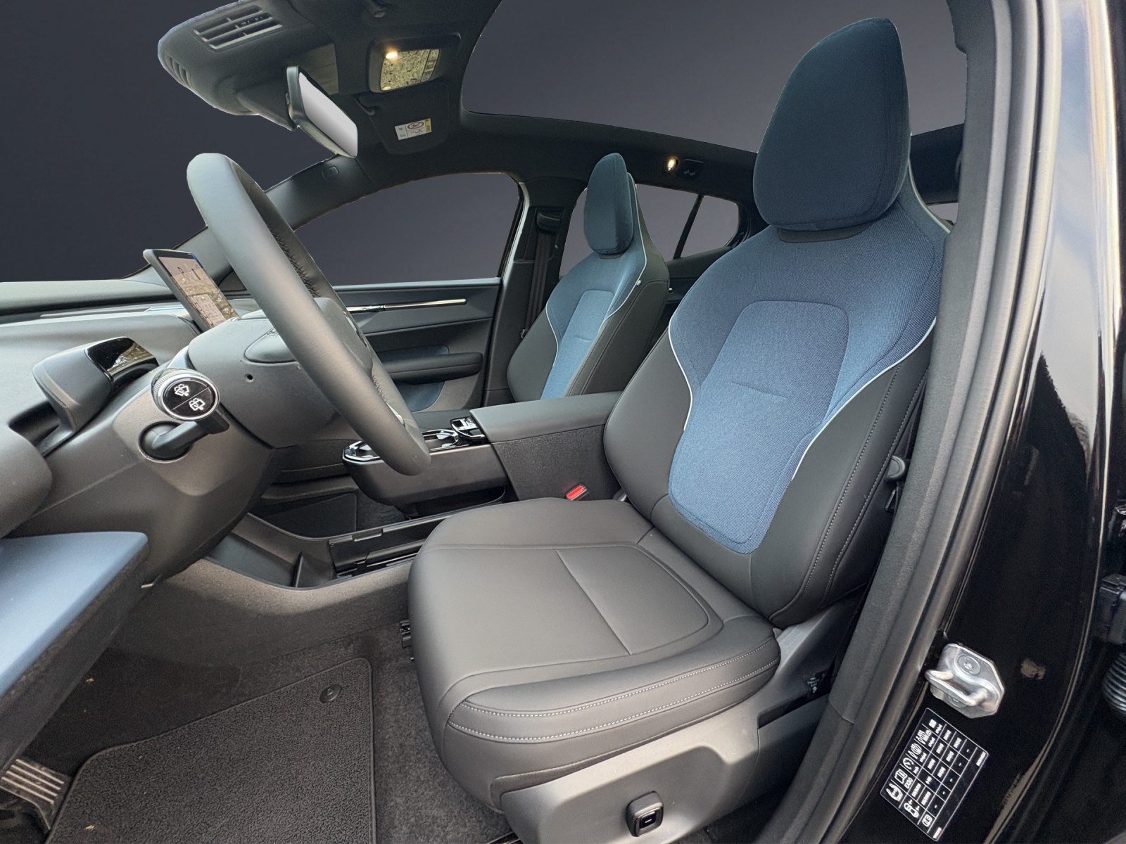 VOLVO EX30 Cross Country E60 69kWh Twin Performance AWD-image-14