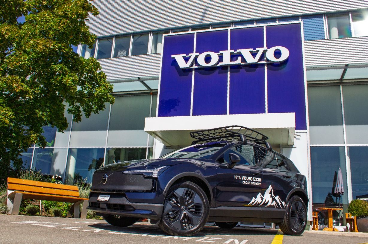 VOLVO EX30 Cross Country E60 69kWh Twin Performance AWD-image-2